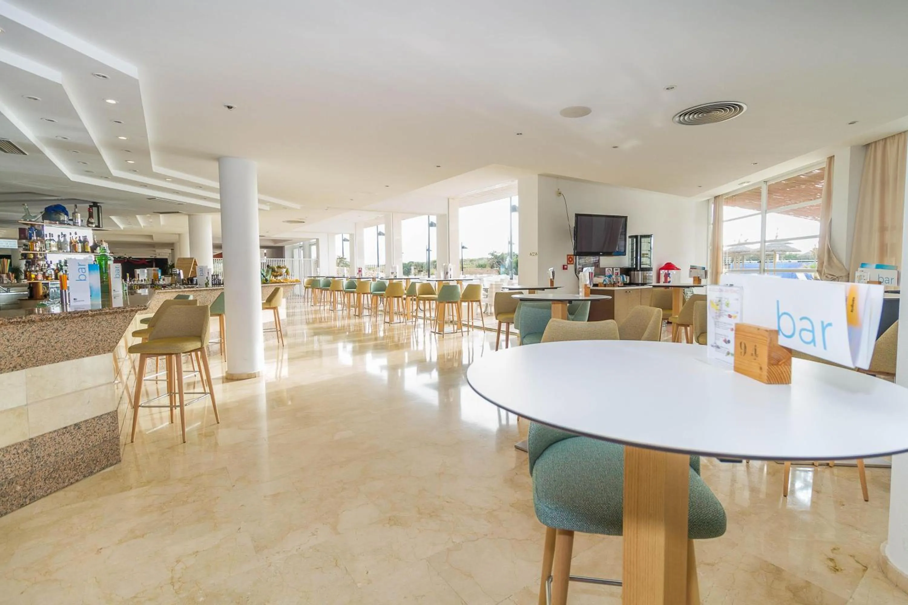 Lounge or bar in Eix Platja Daurada Hotel & SPA