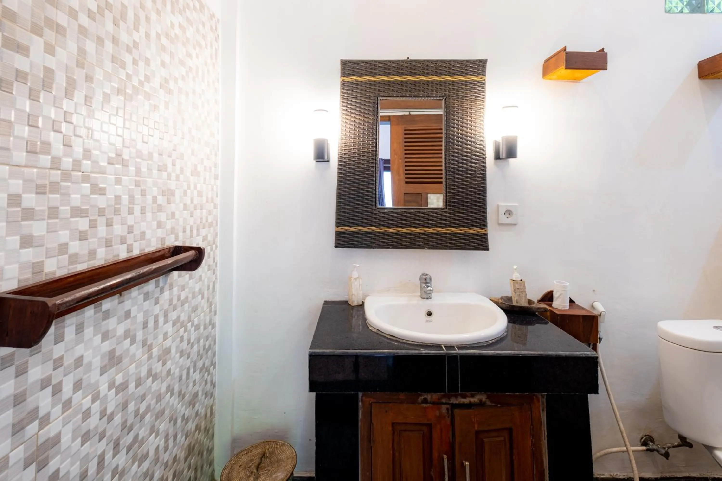 Toilet in Villa Kubu Arya by Supala