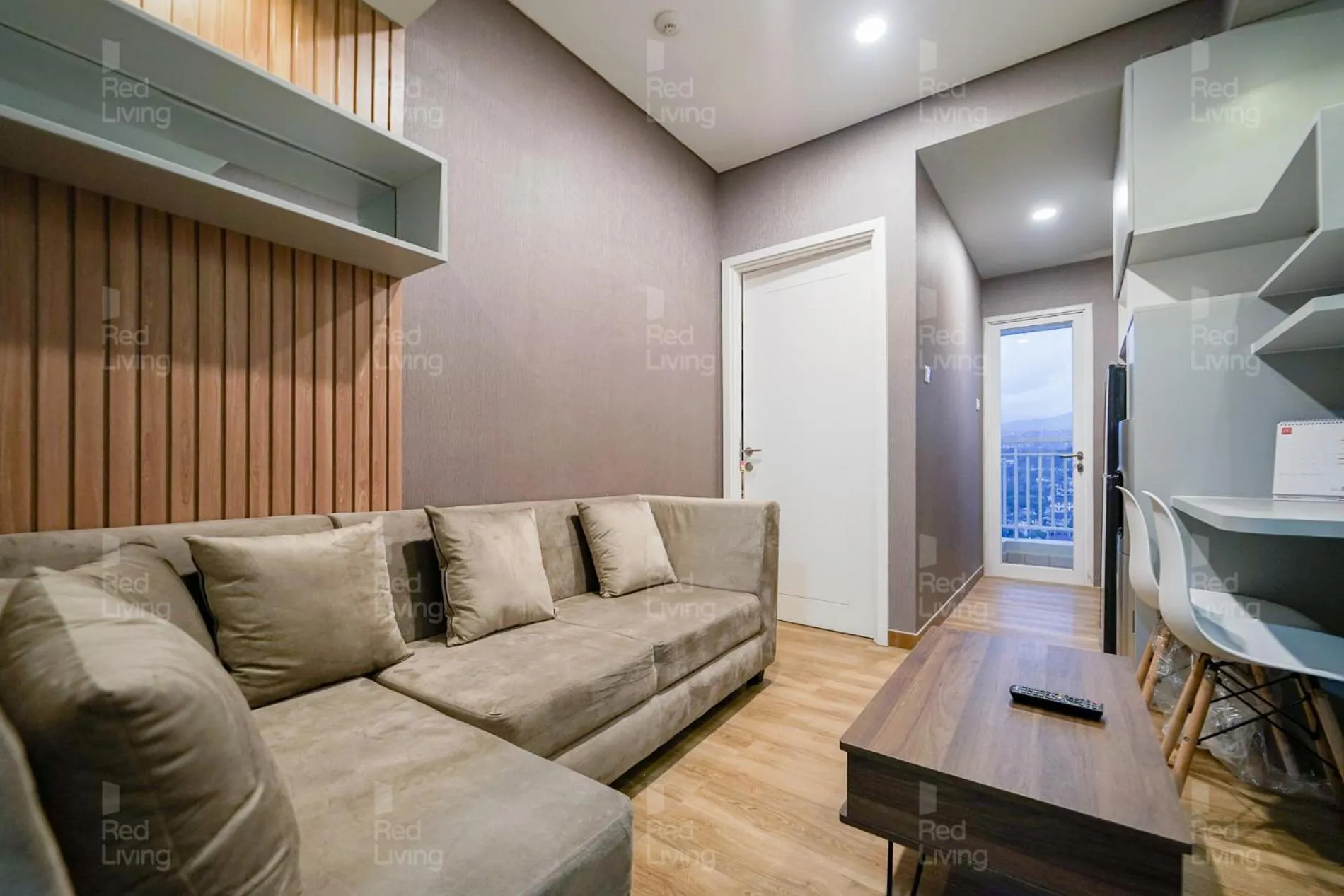 Living room in RedLiving Apartemen Parahyangan Residence - Anton Rooms