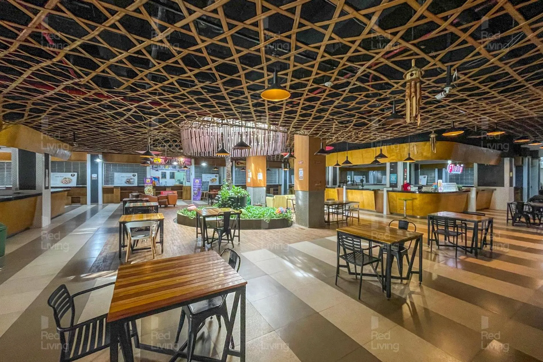 Restaurant/places to eat in RedLiving Apartemen Parahyangan Residence - Anton Rooms