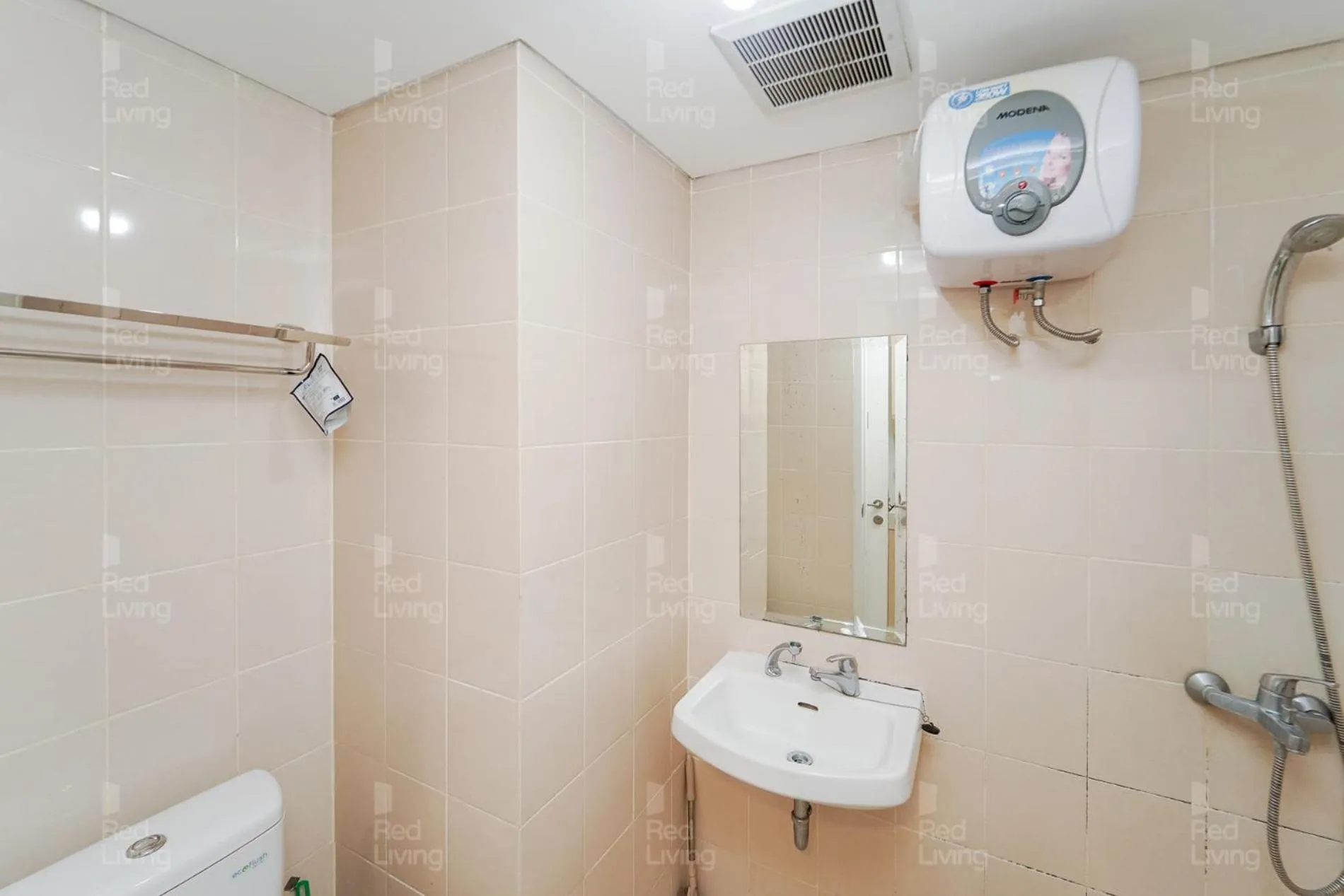 Bathroom in RedLiving Apartemen Parahyangan Residence - Anton Rooms