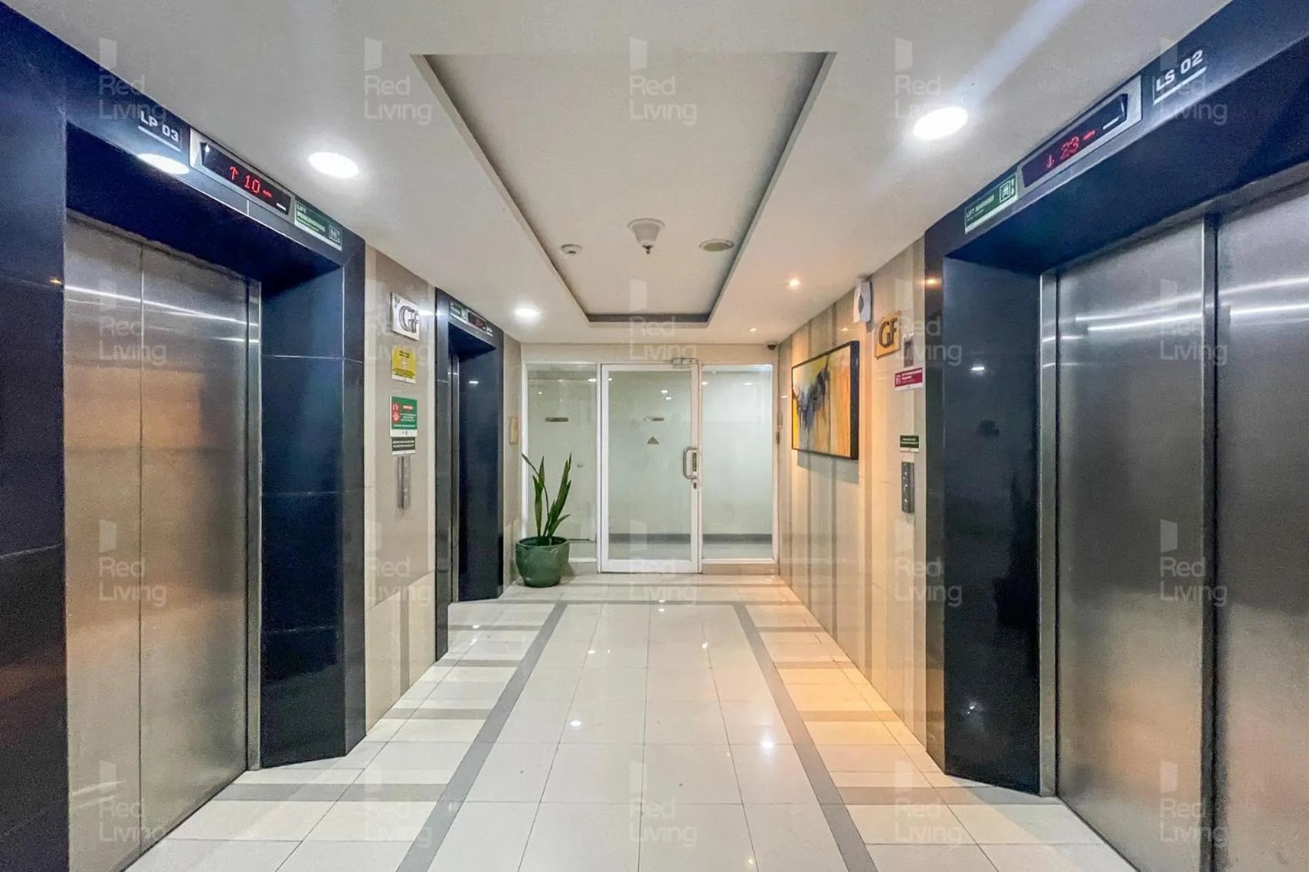 elevator in RedLiving Apartemen Parahyangan Residence - Anton Rooms