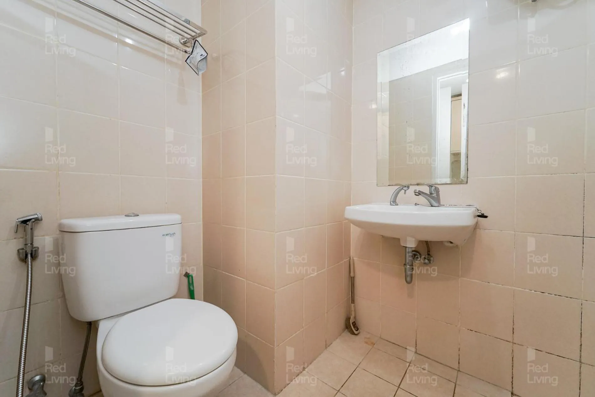 Bathroom in RedLiving Apartemen Parahyangan Residence - Anton Rooms