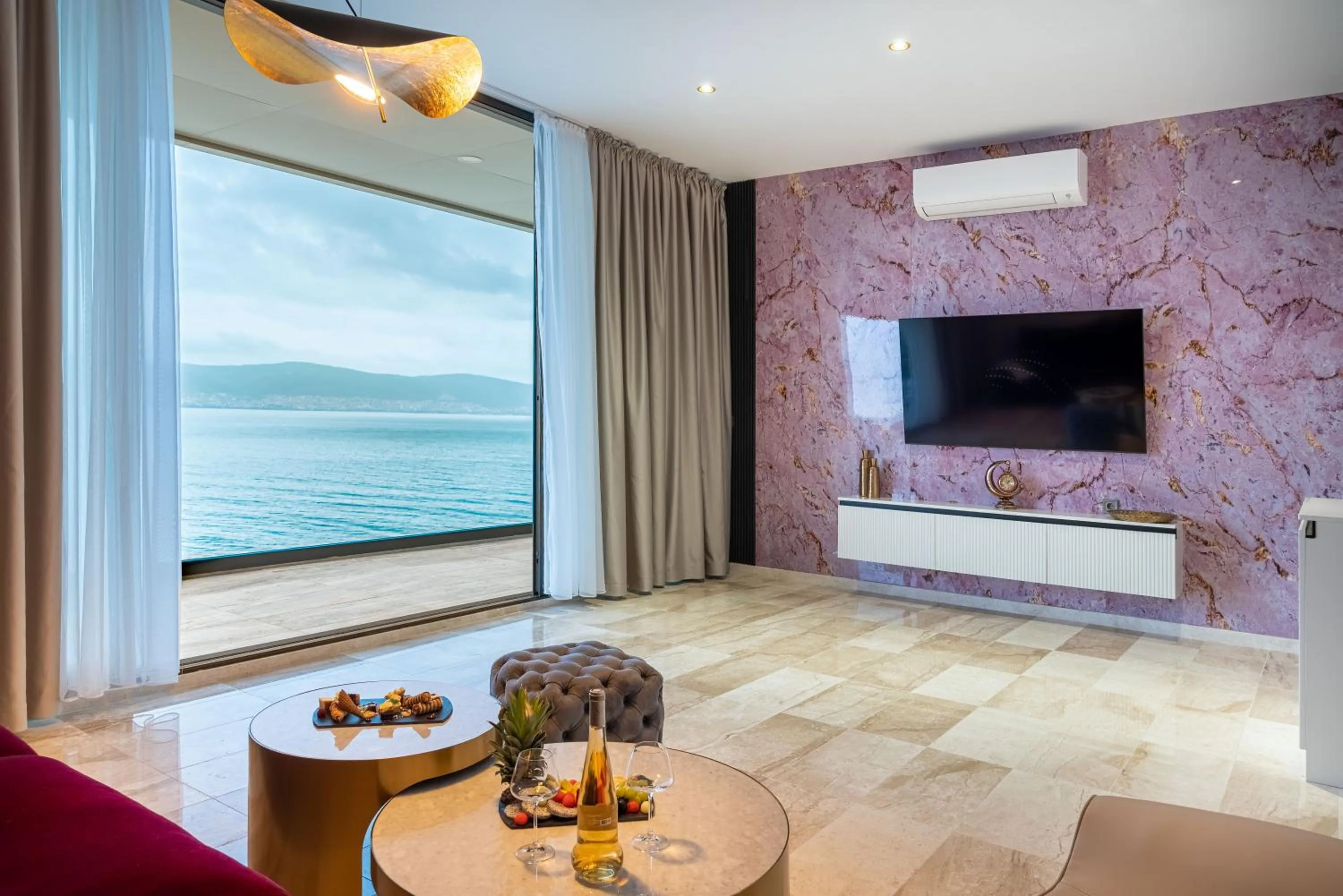Communal lounge/ TV room in Paradiso Dreams Hotel