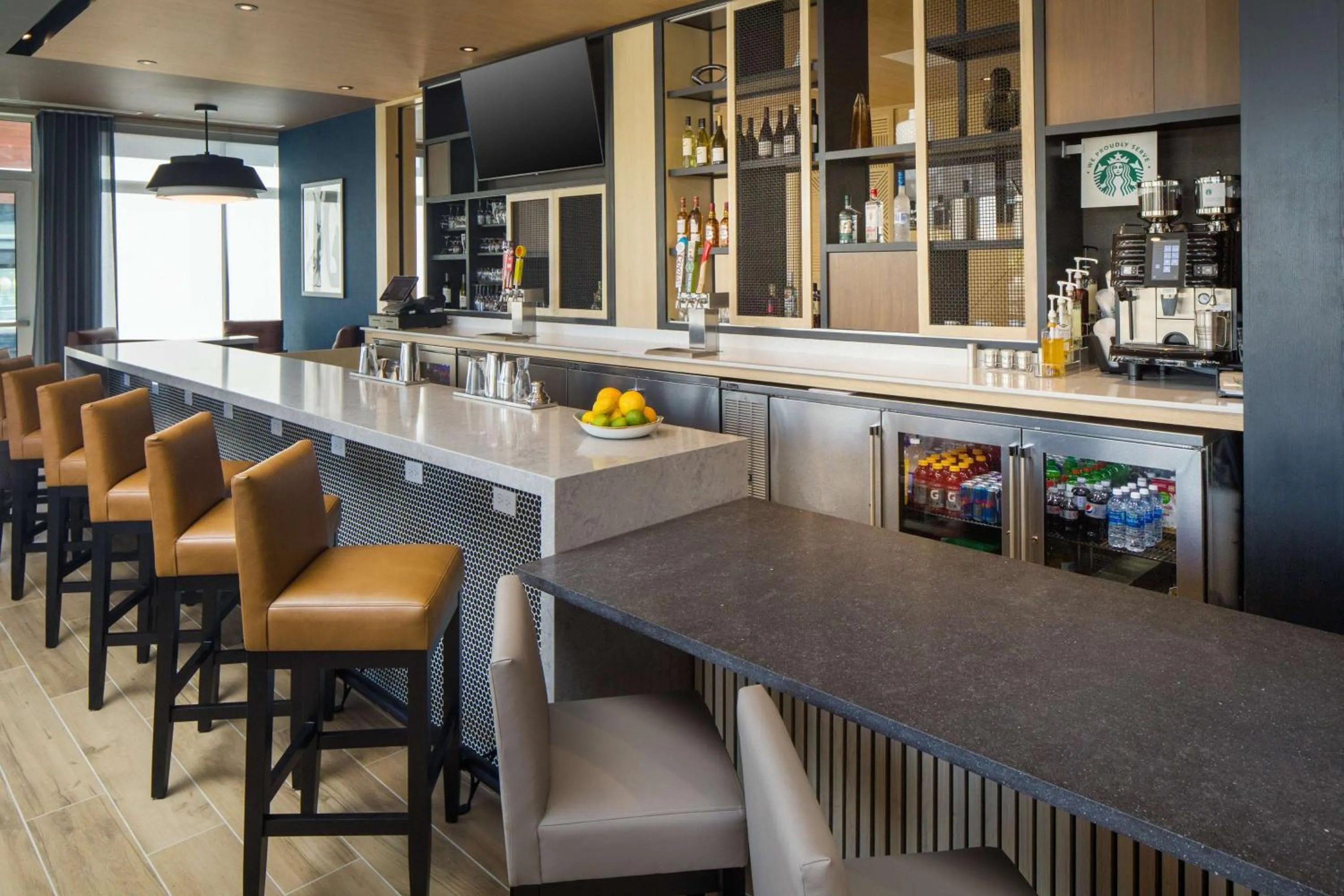 Lounge or bar in Hyatt Place Boise-Meridian