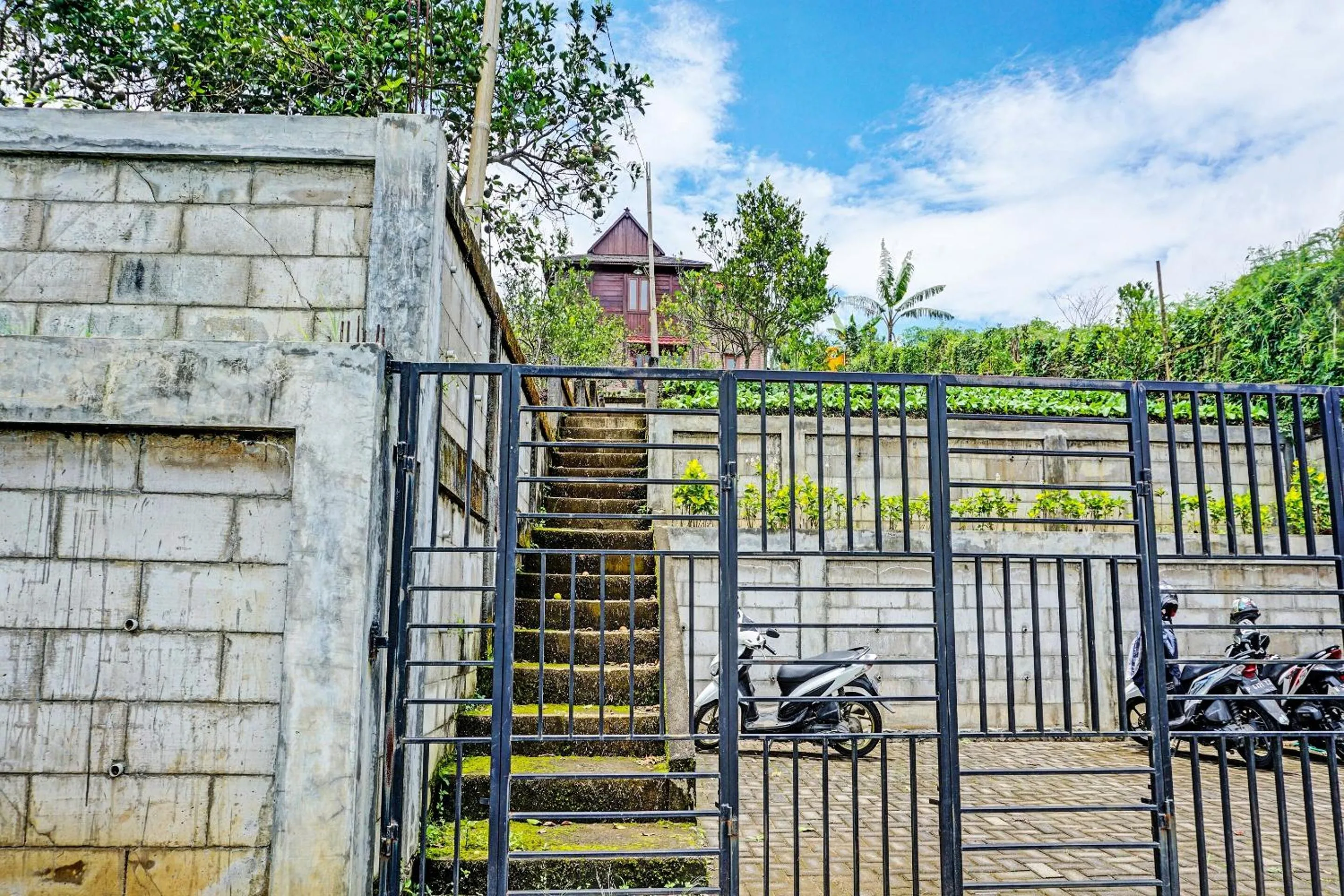 Facade/entrance in OYO Life 92321 Abiyan Villa Homestay Syariah