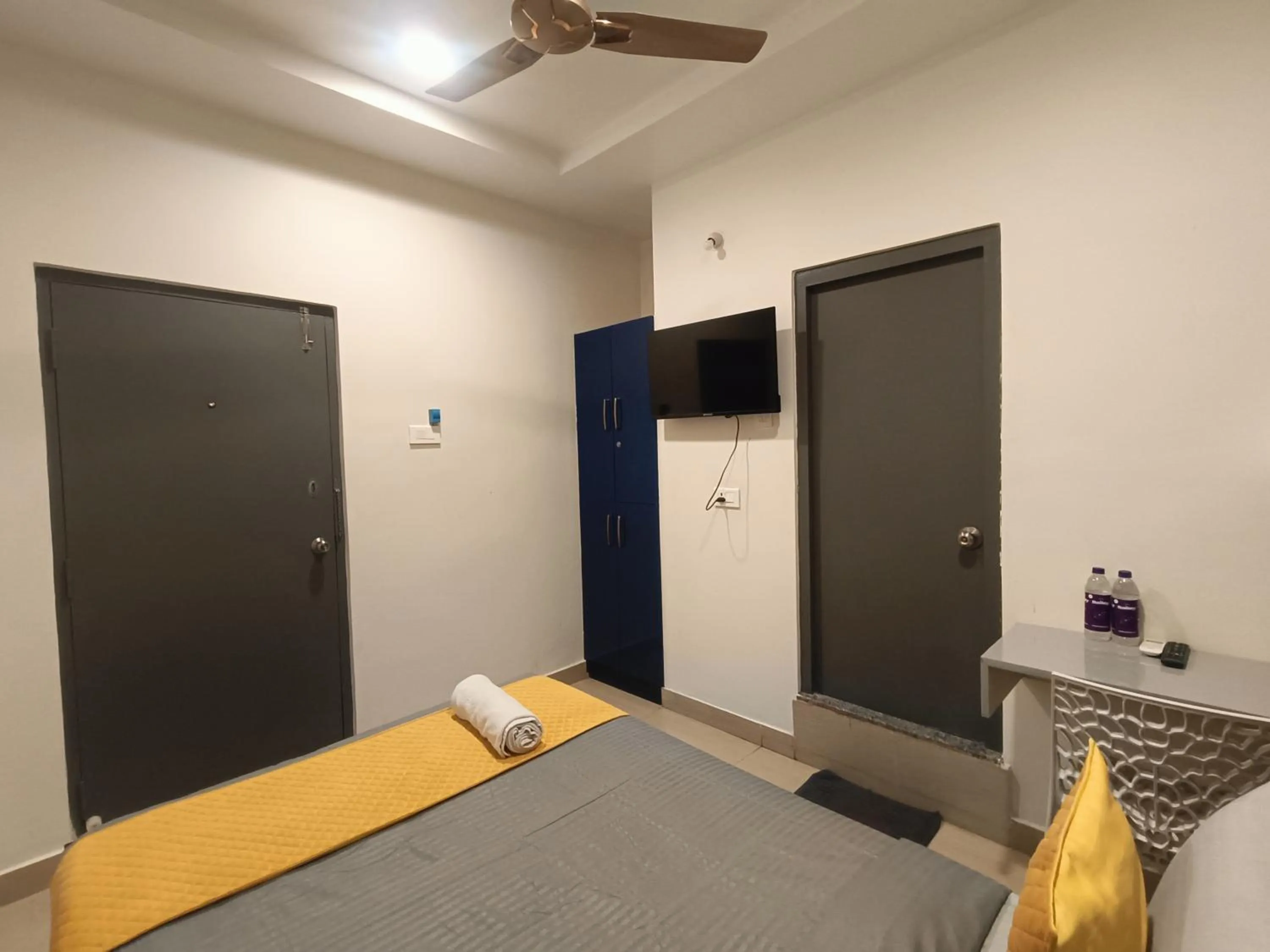 Photo of the whole room, Bed in Yellow Bells Signature HITEC City