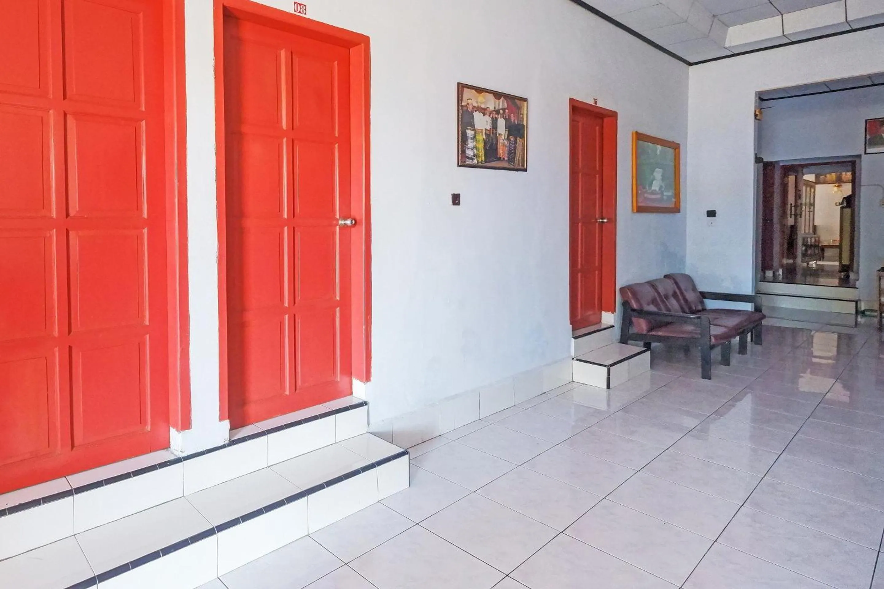 Lobby or reception in Hotel O Wisma Arwini Syariah Near Benteng Balangnipa