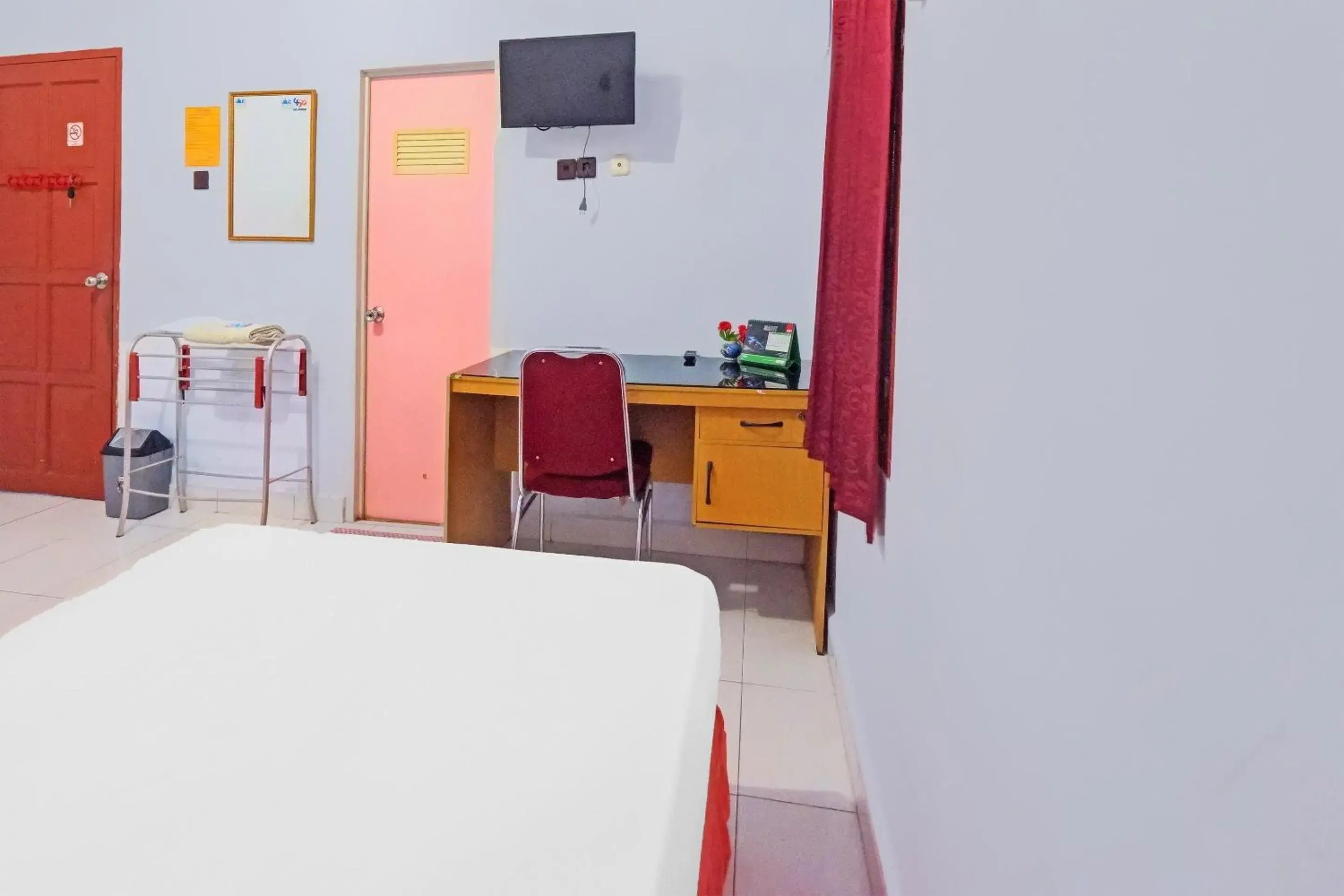 Bedroom, Bed in Hotel O Wisma Arwini Syariah Near Benteng Balangnipa Bedroom, Bed in Hotel O Wisma Arwini Syariah Near Benteng Balangnipa
