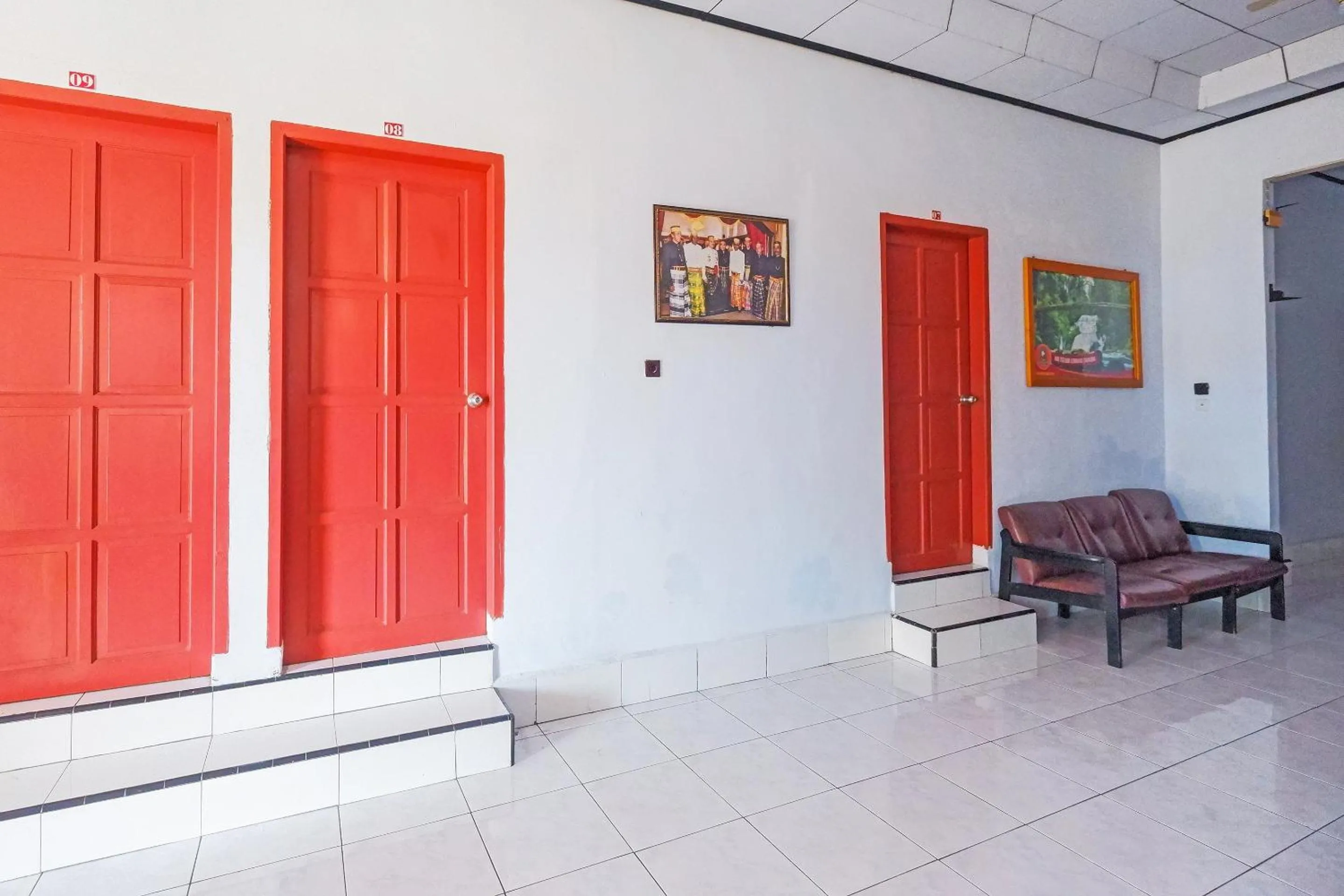 Lobby or reception in Hotel O Wisma Arwini Syariah Near Benteng Balangnipa
