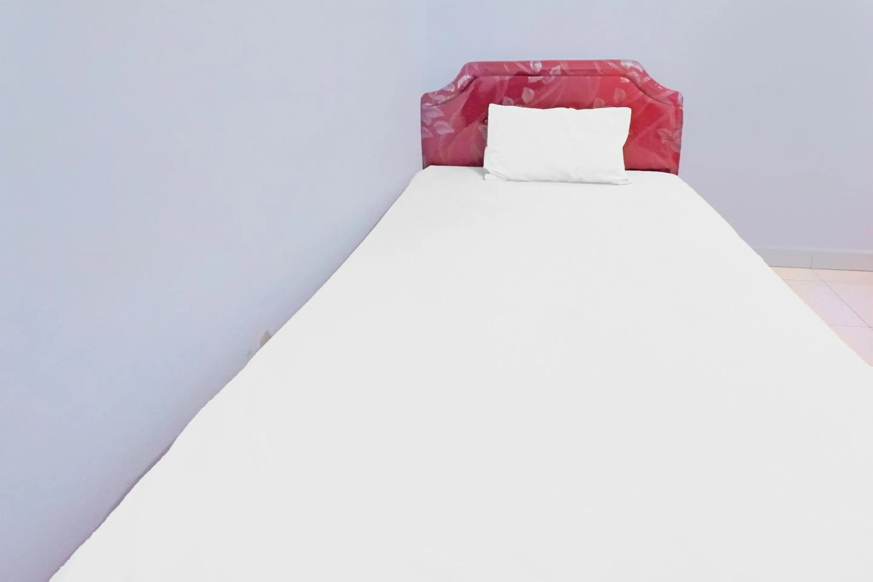 Bedroom, Bed in Hotel O Wisma Arwini Syariah Near Benteng Balangnipa