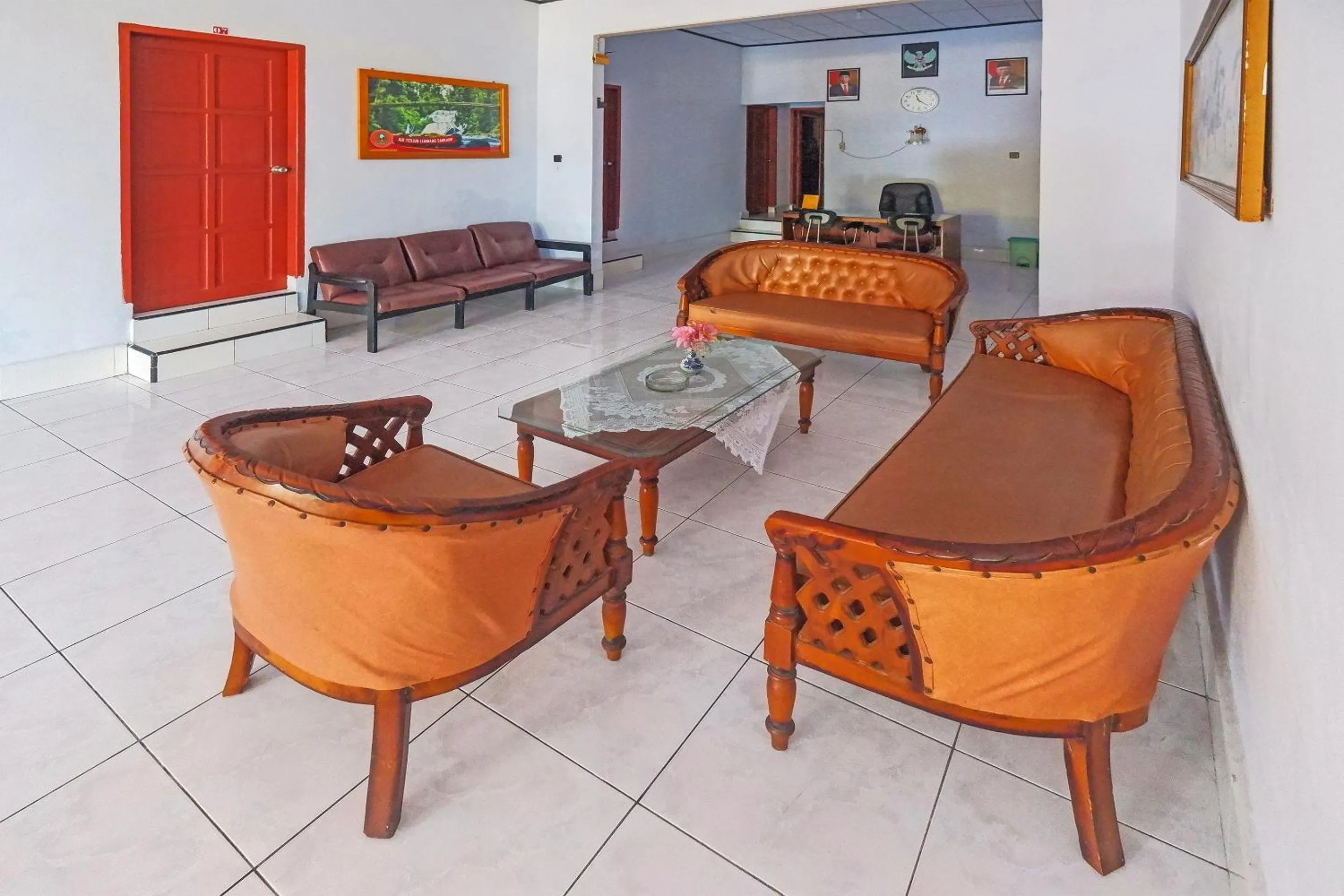 Lobby or reception in Hotel O Wisma Arwini Syariah Near Benteng Balangnipa