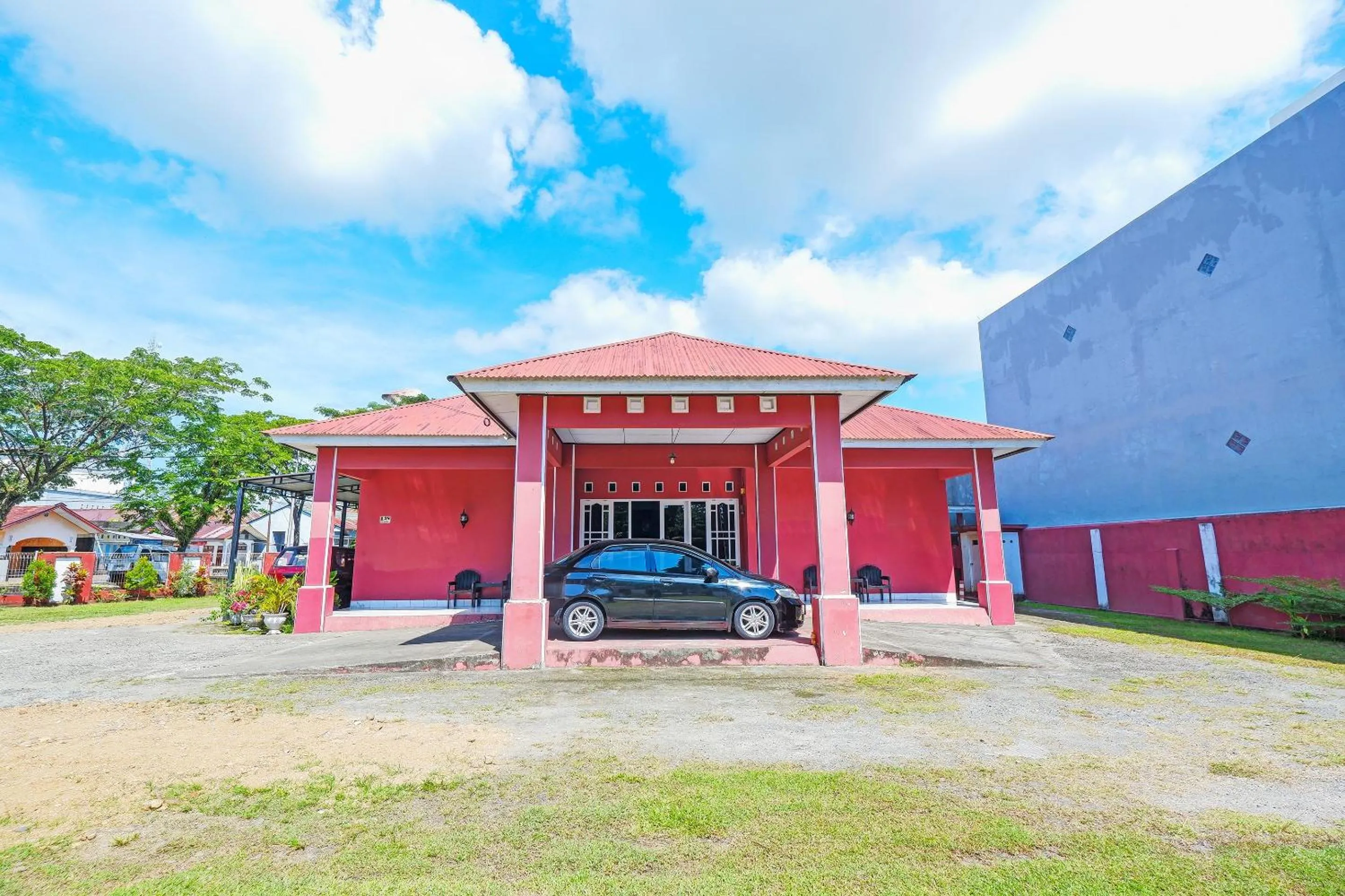 Facade/entrance in Hotel O Wisma Arwini Syariah Near Benteng Balangnipa
