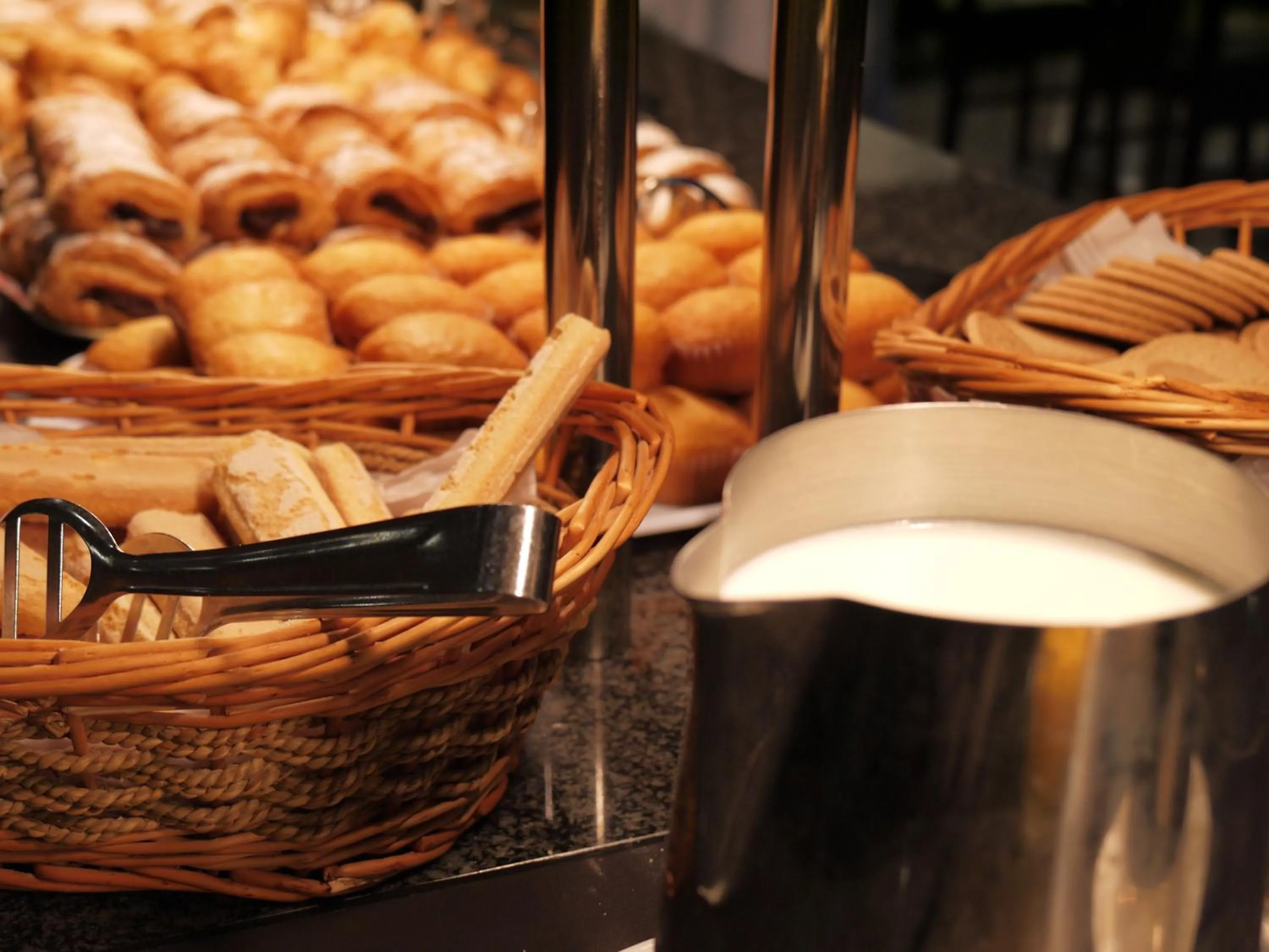 Restaurant/places to eat in Hotel Astoria Park