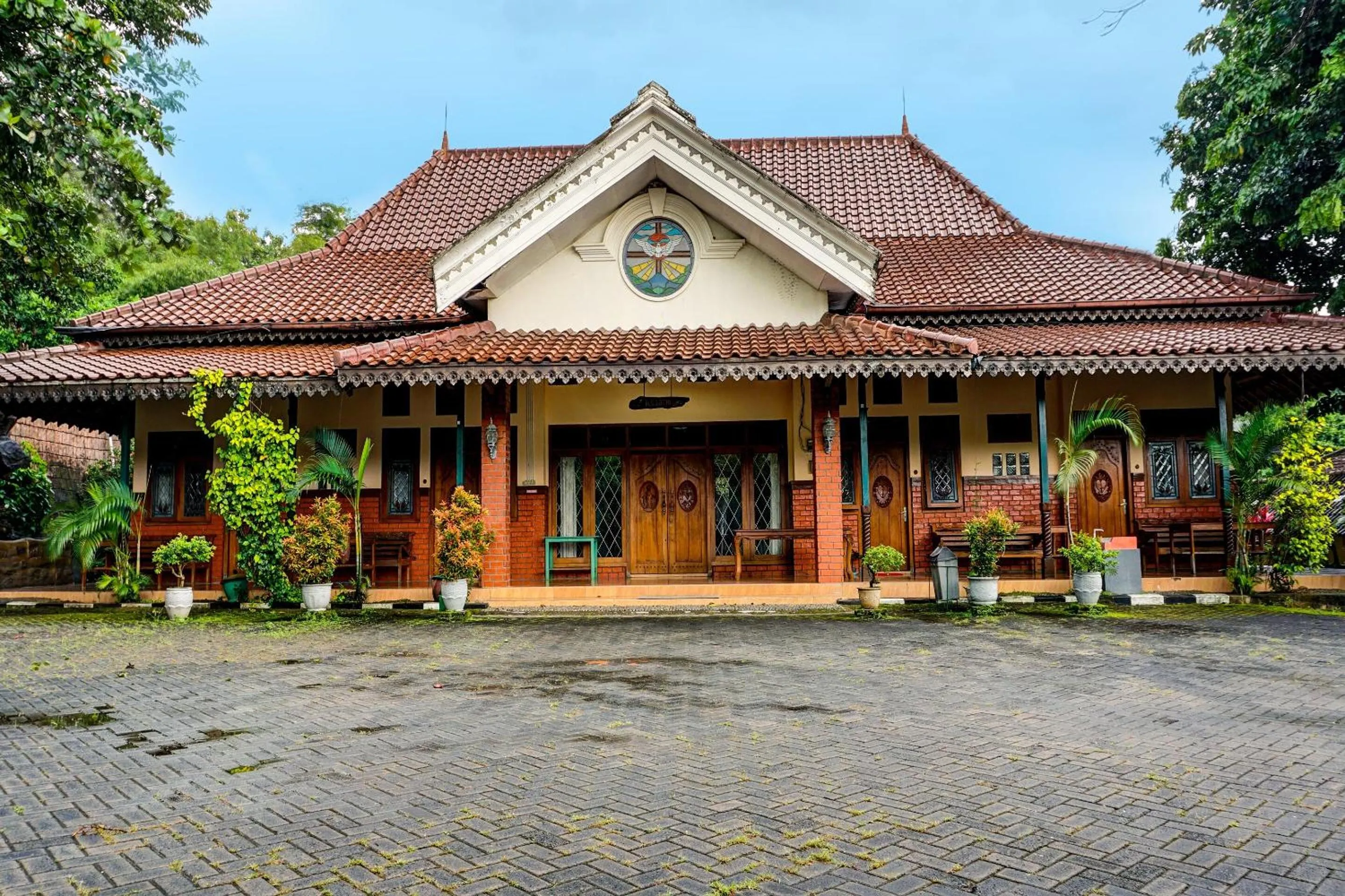 Facade/entrance in Hotel O Griyo Werdiningsih