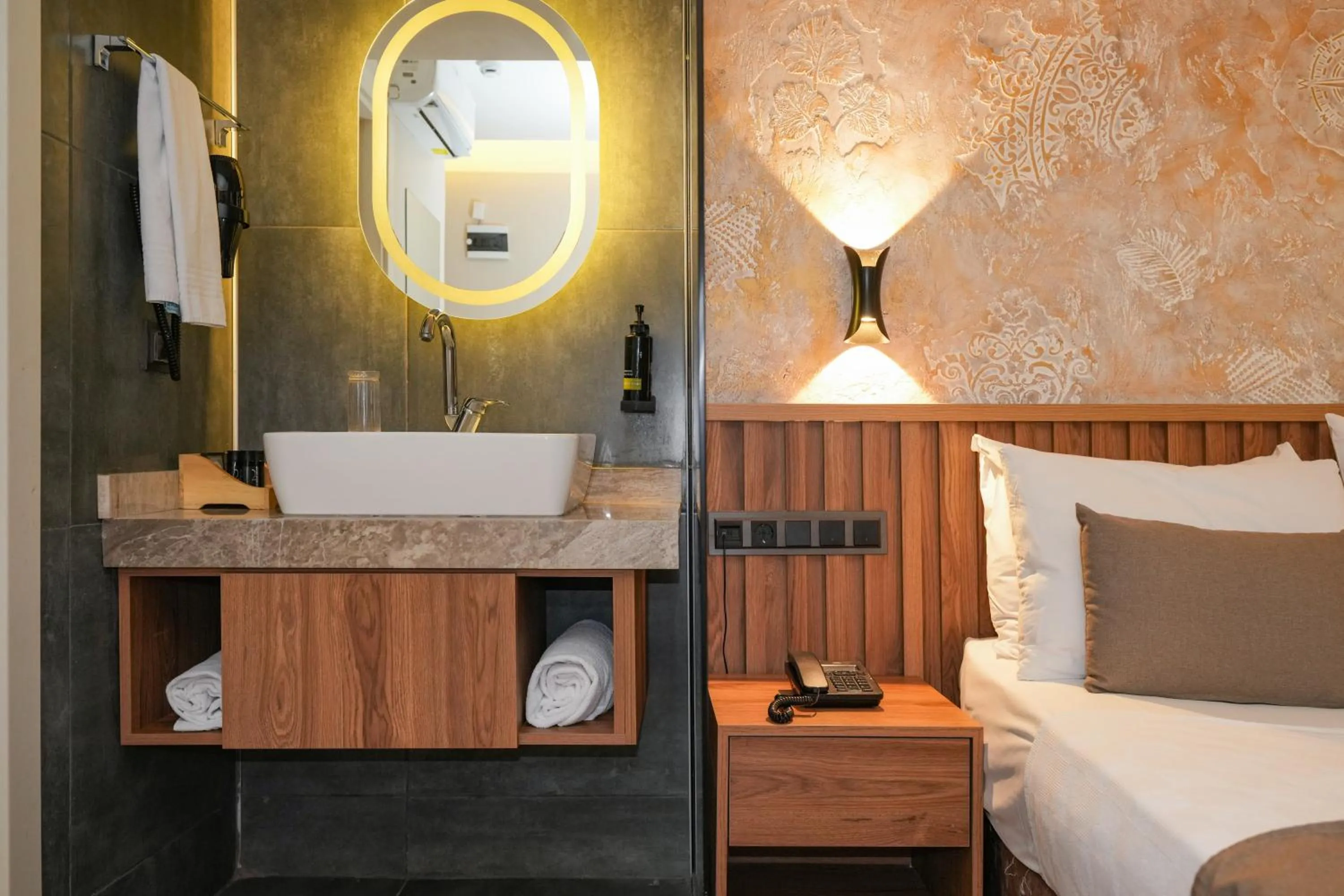 Bathroom, Bed in Der Inn Lara