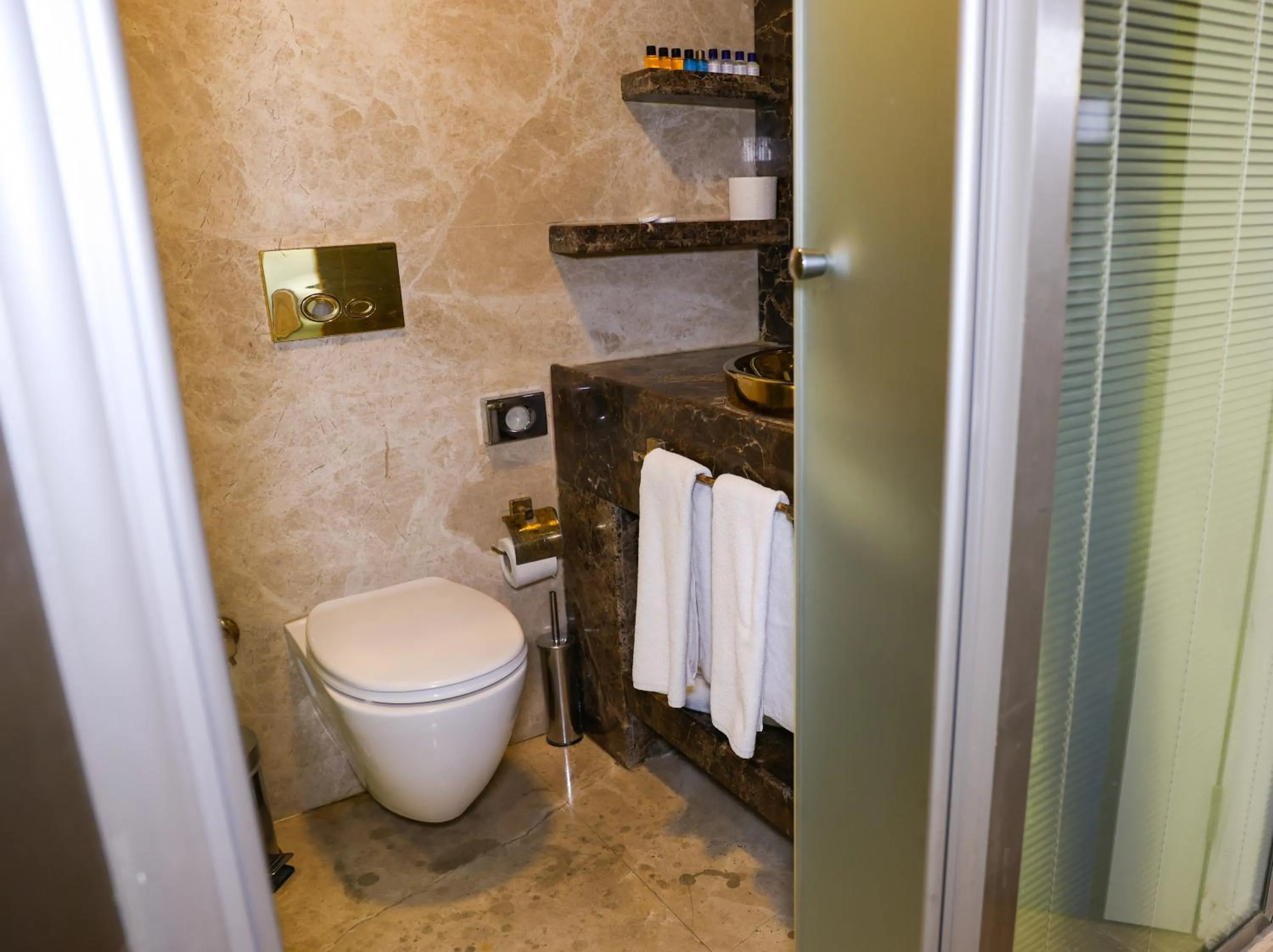 Toilet in The Hera Platinum Hotel