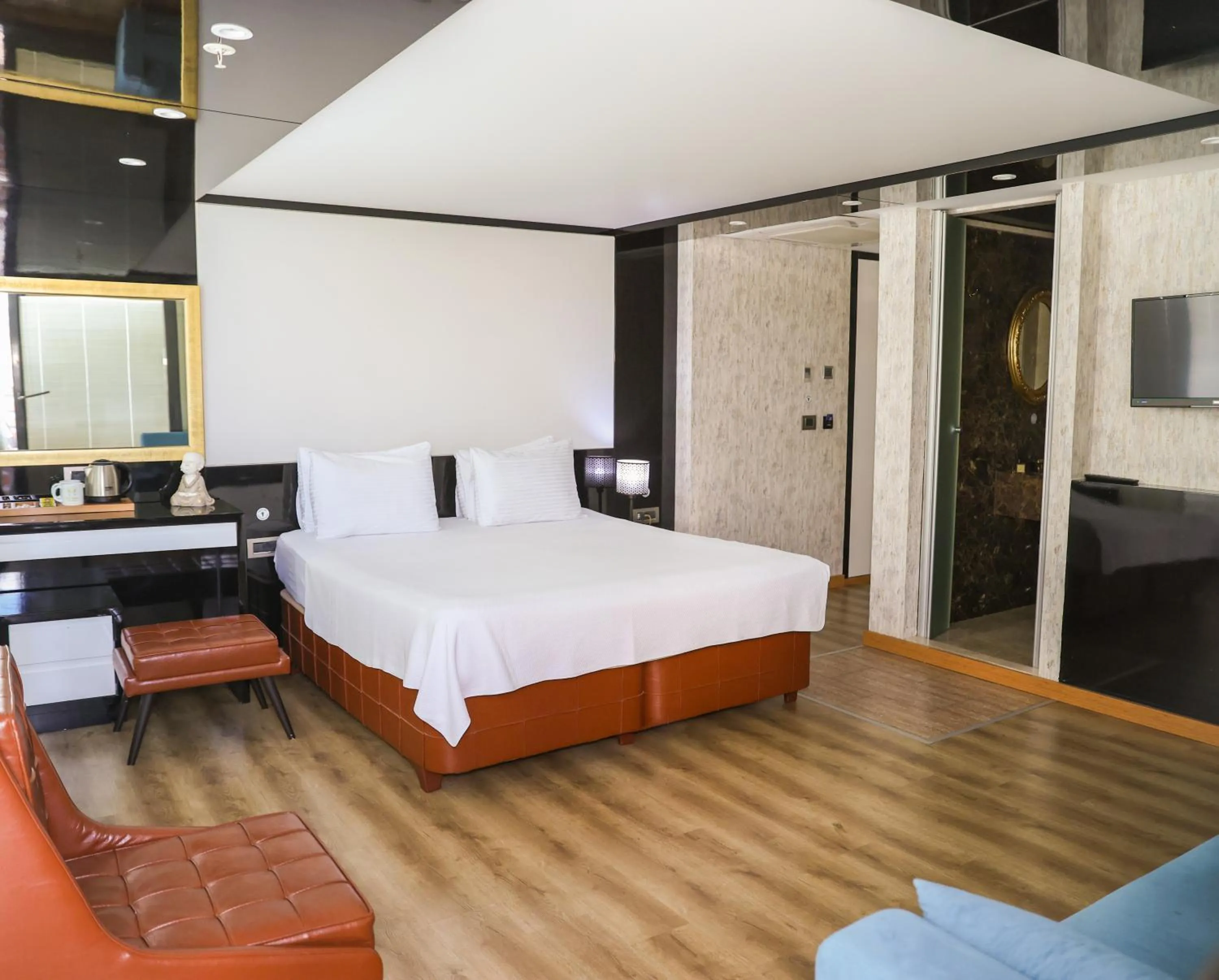 Photo of the whole room in The Hera Platinum Hotel