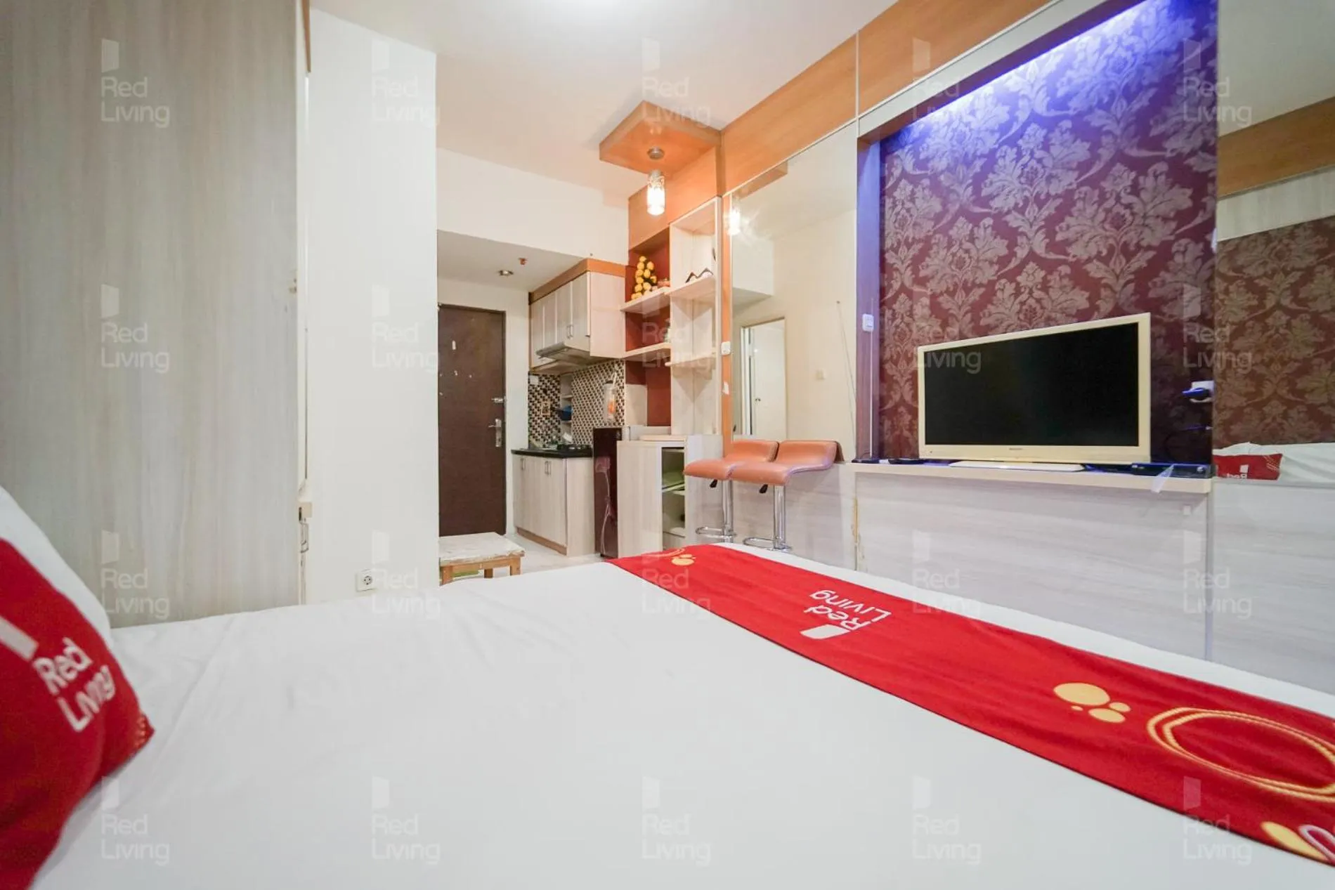 Bedroom, Bed in RedLiving Apartemen Sunter Park View - Emma Rooms