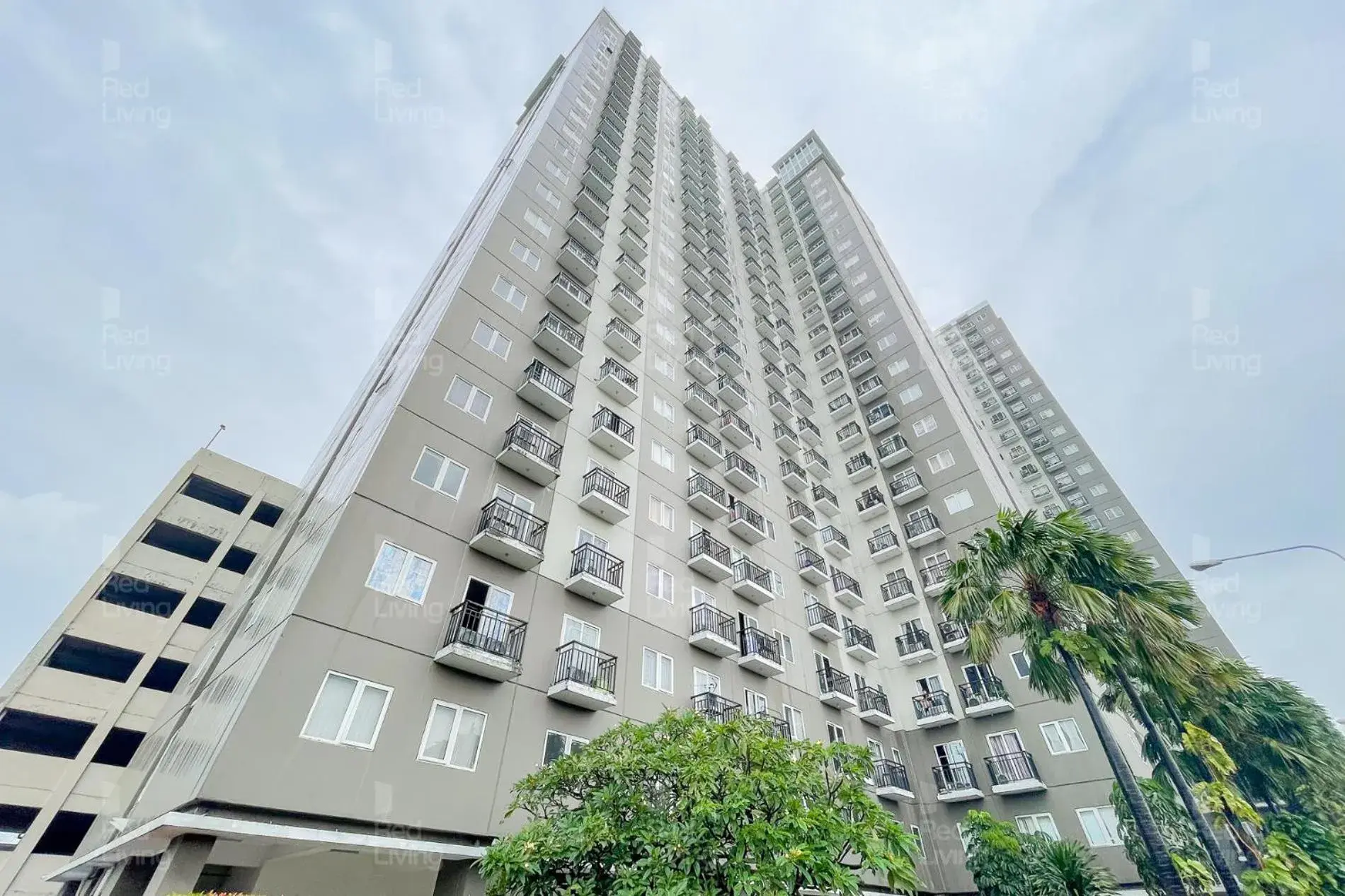 Property building in RedLiving Apartemen Sunter Park View - Emma Rooms Property building in RedLiving Apartemen Sunter Park View - Emma Rooms