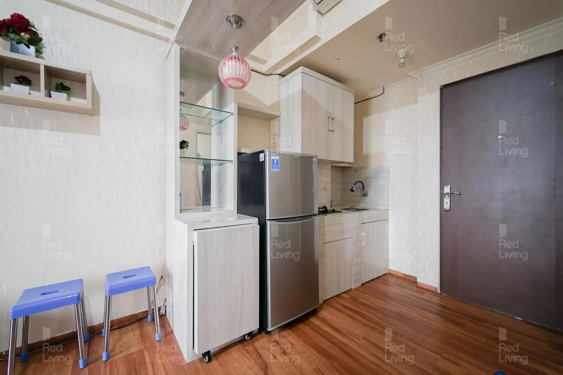 Kitchen or kitchenette in RedLiving Apartemen Sunter Park View - Emma Rooms