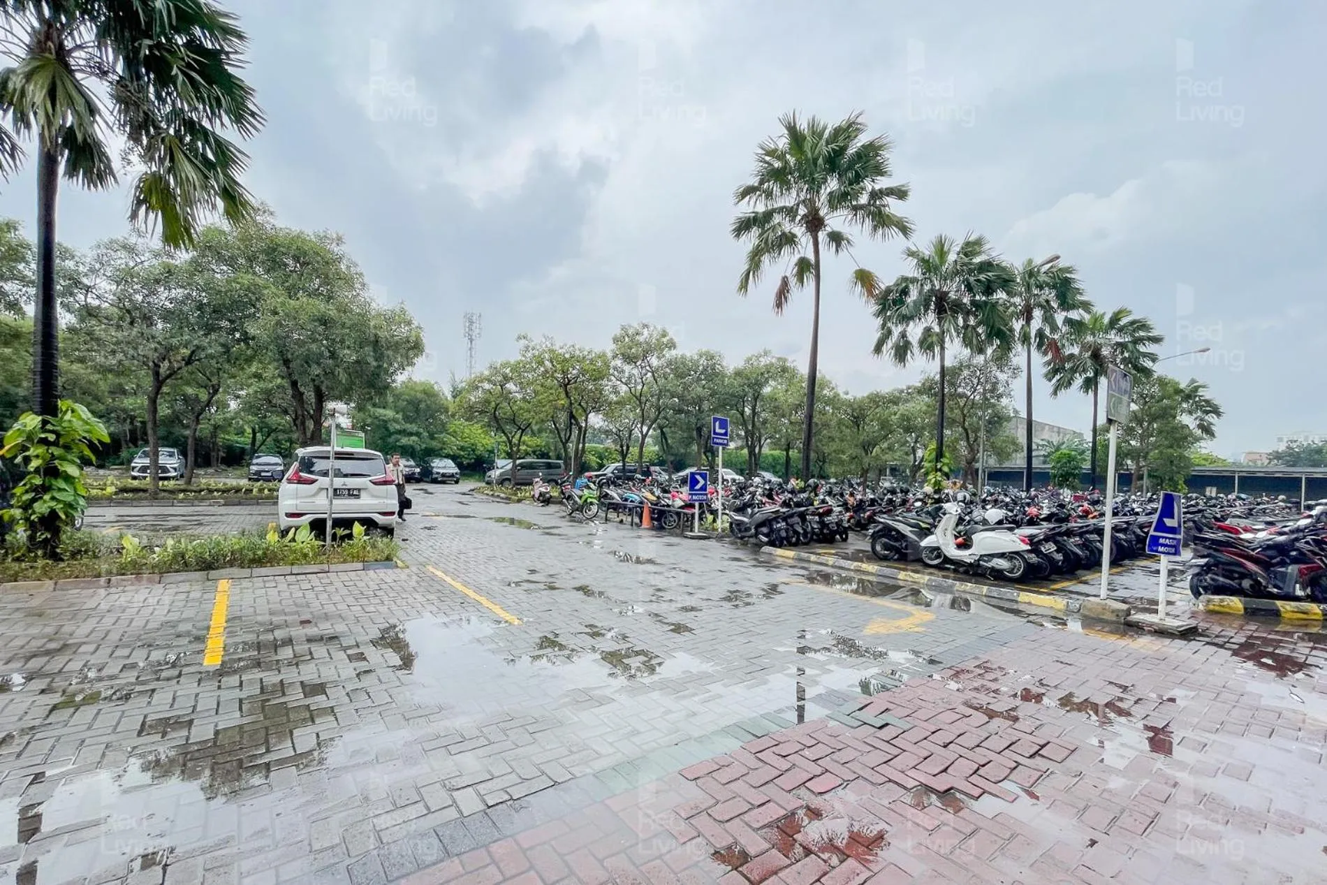 Parking in RedLiving Apartemen Sunter Park View - Emma Rooms