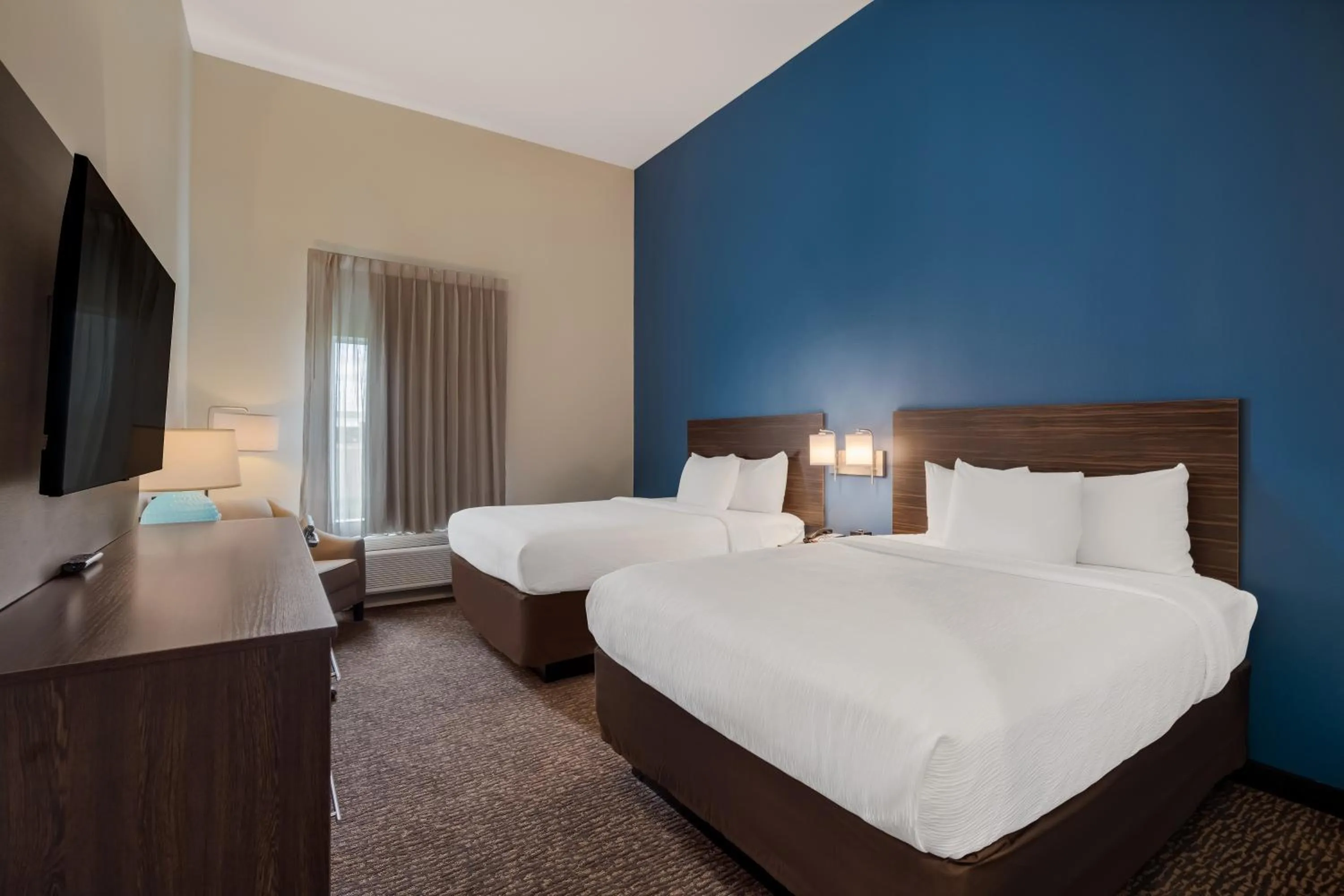 Bed in La Quinta Inn & Suites by Wyndham Sulphur Lake Charles