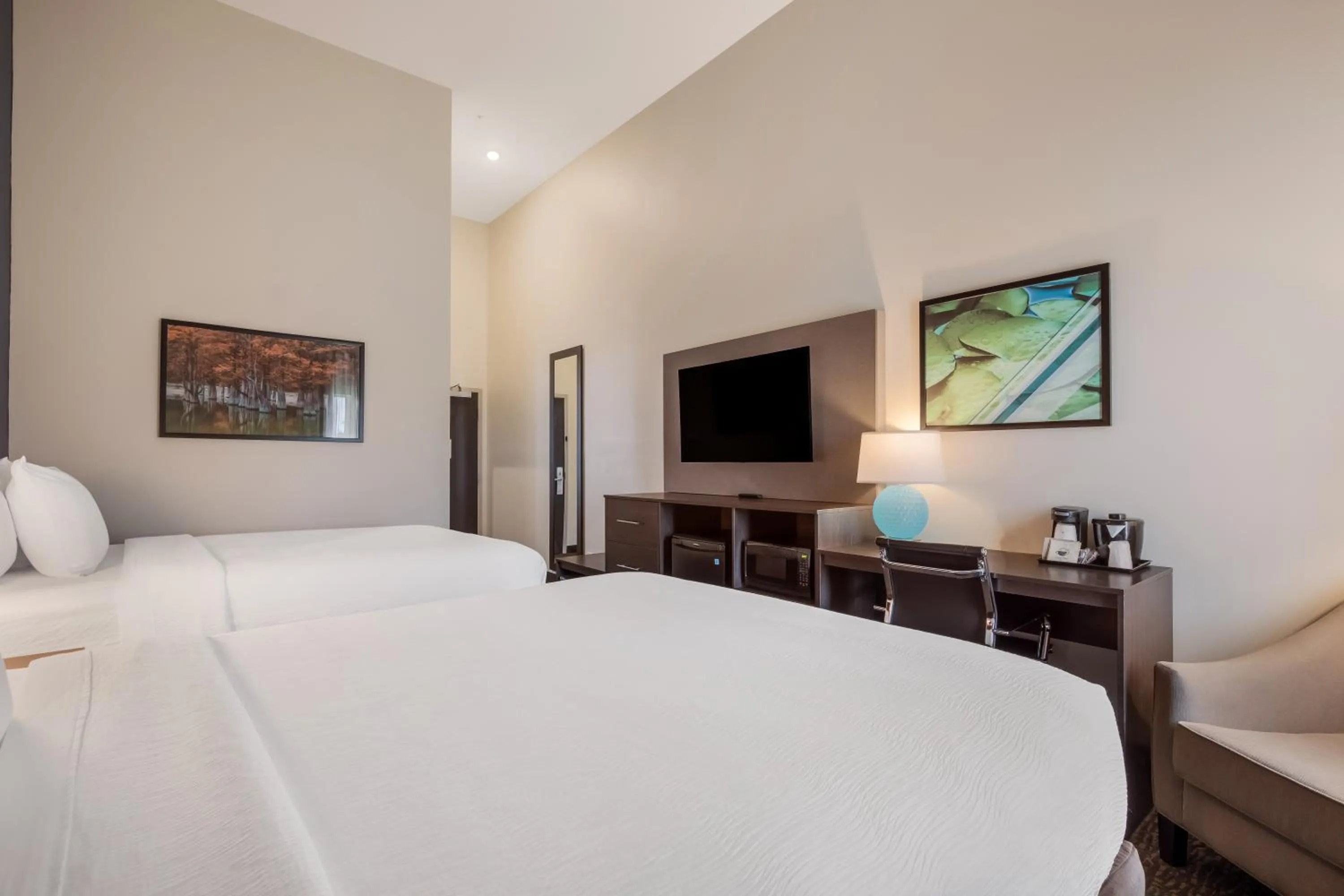 Bed in La Quinta Inn & Suites by Wyndham Sulphur Lake Charles