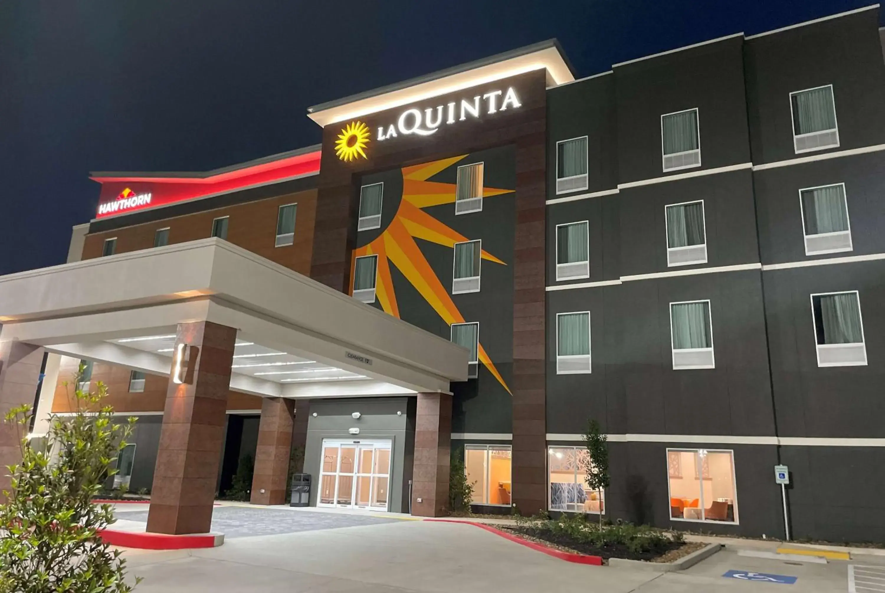 Property building in La Quinta Inn & Suites by Wyndham Sulphur Lake Charles Property building in La Quinta Inn & Suites by Wyndham Sulphur Lake Charles