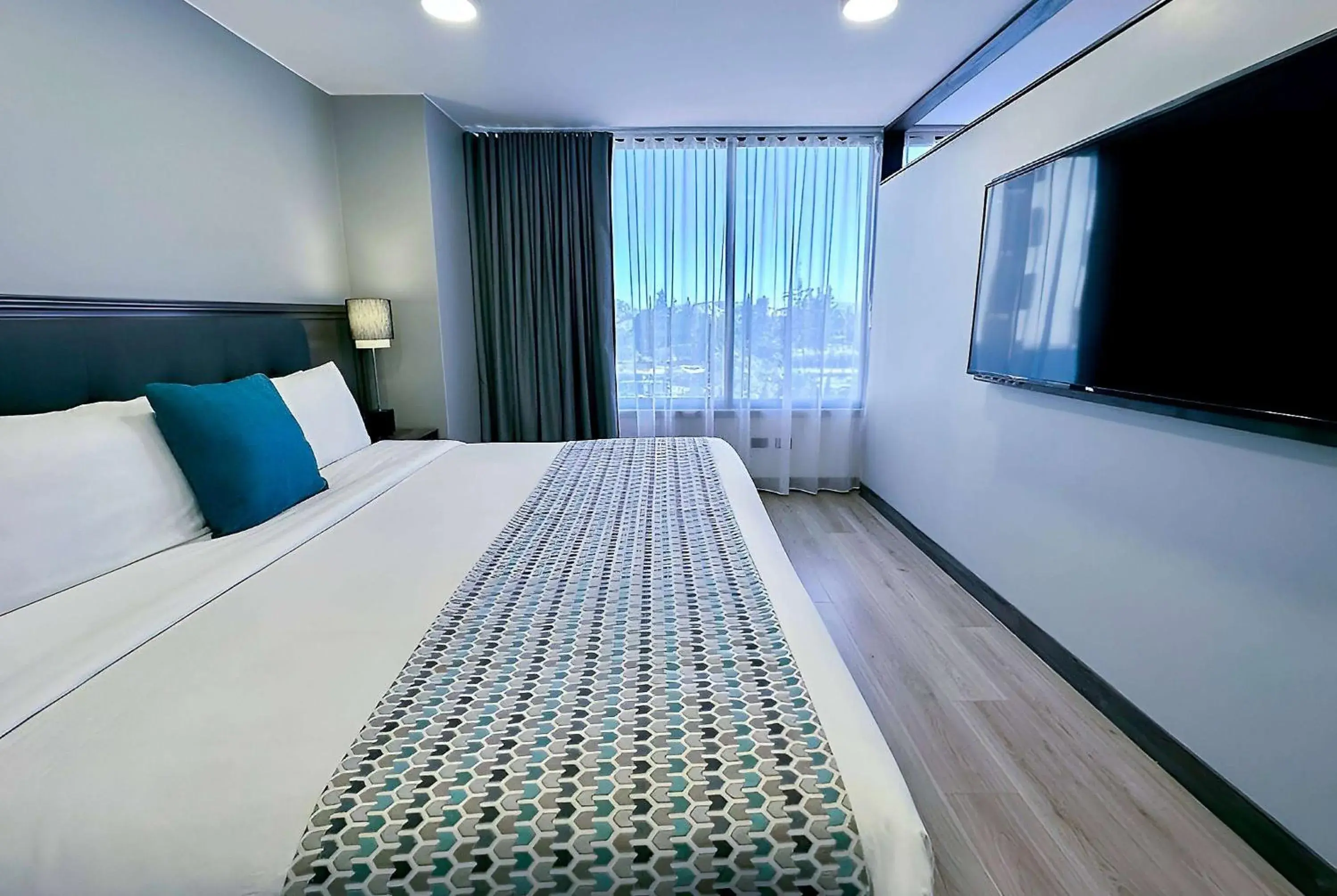 Photo of the whole room, Bed in La Quinta by Wyndham Quito Photo of the whole room, Bed in La Quinta by Wyndham Quito