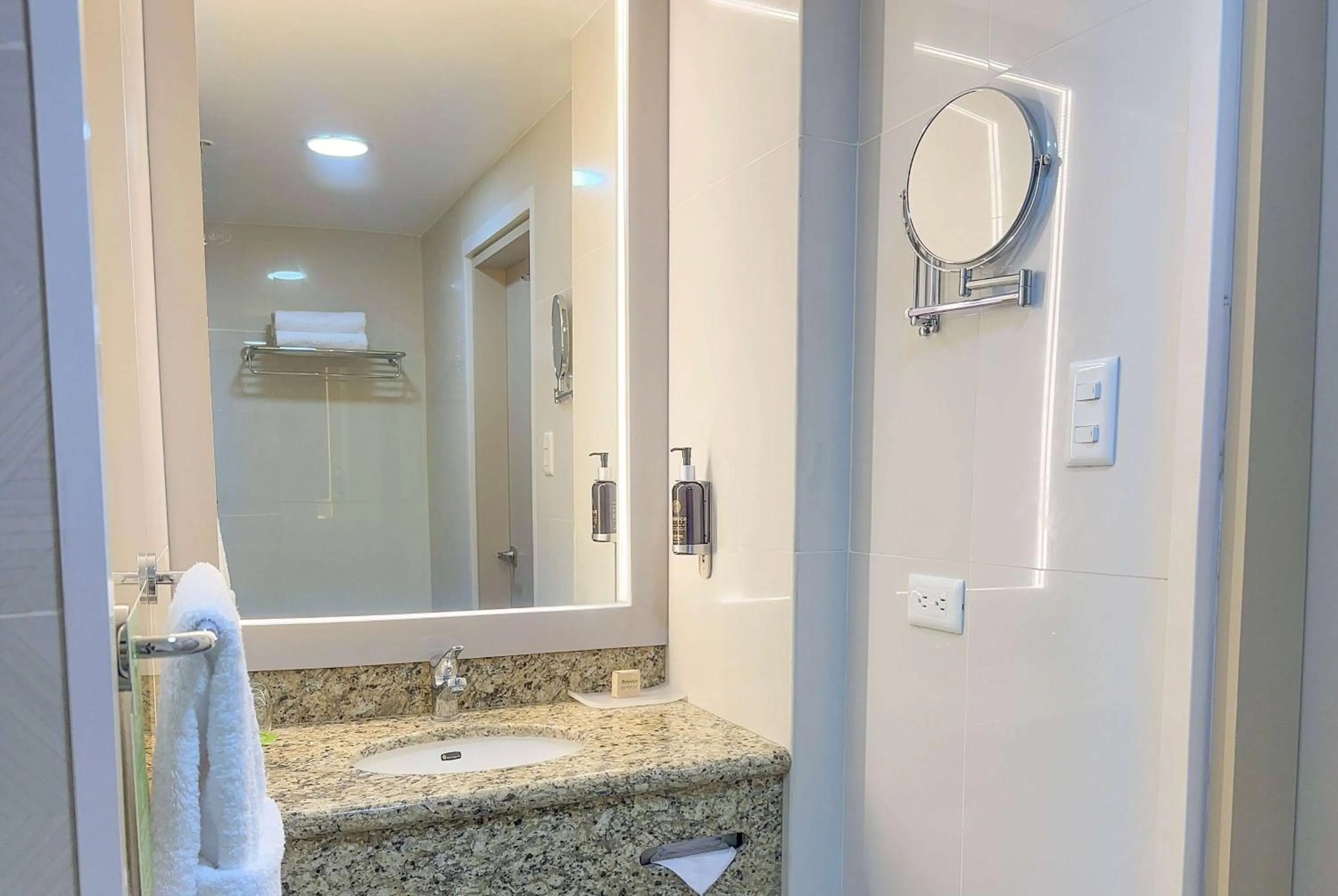 Bathroom in La Quinta by Wyndham Quito
