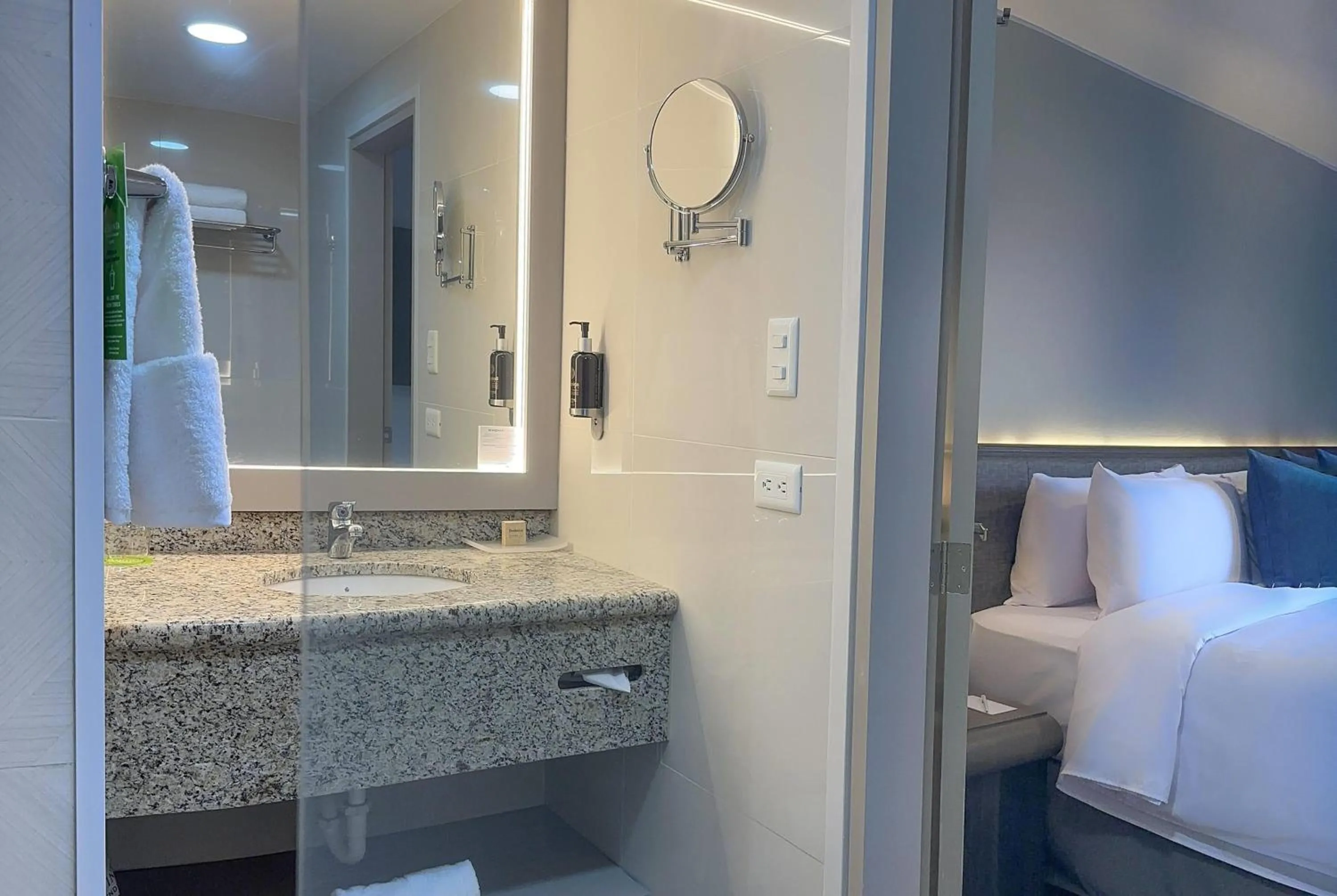 Bathroom, Bed in La Quinta by Wyndham Quito