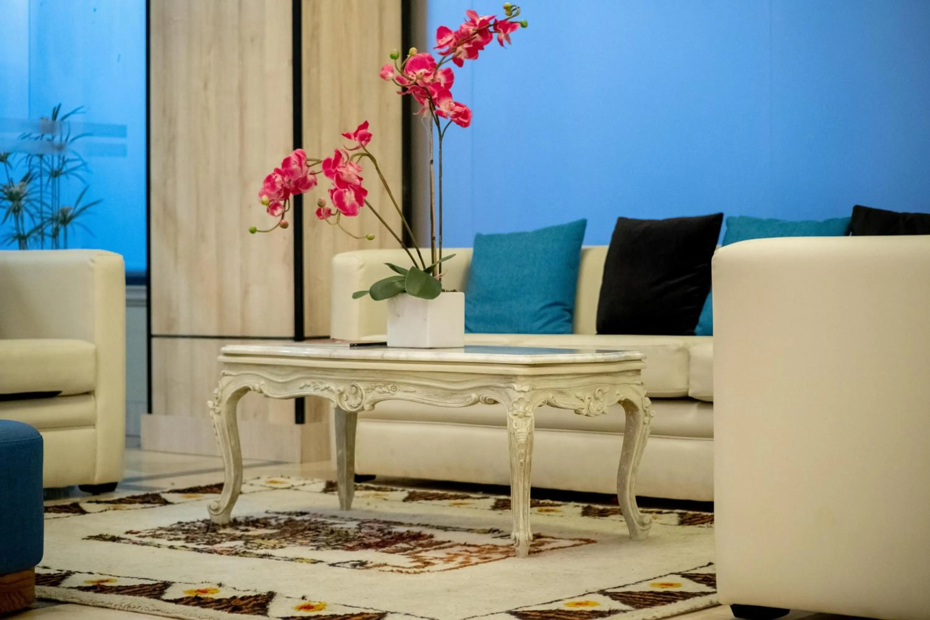 Living room in La Quinta by Wyndham Quito