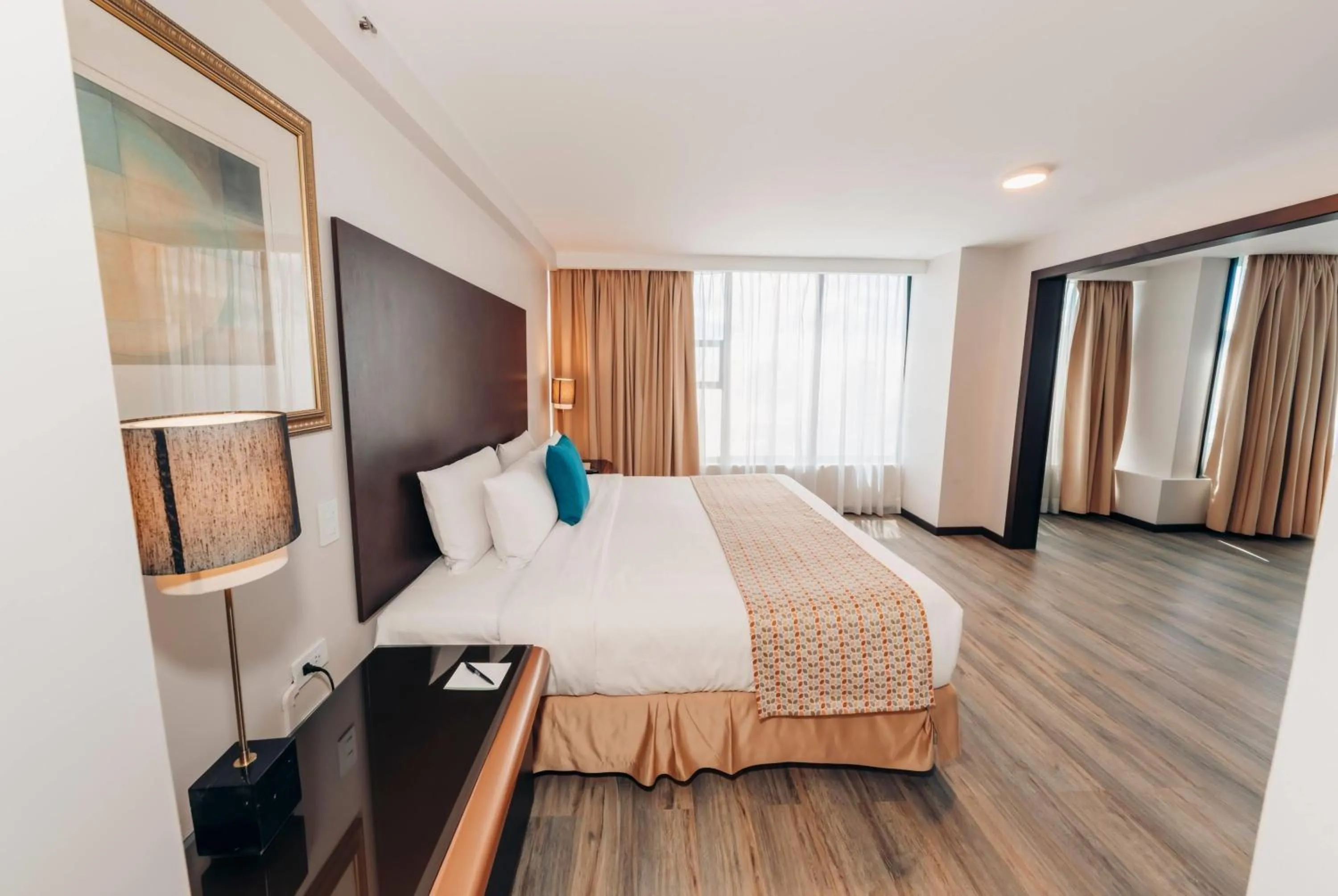 Photo of the whole room, Bed in La Quinta by Wyndham Quito