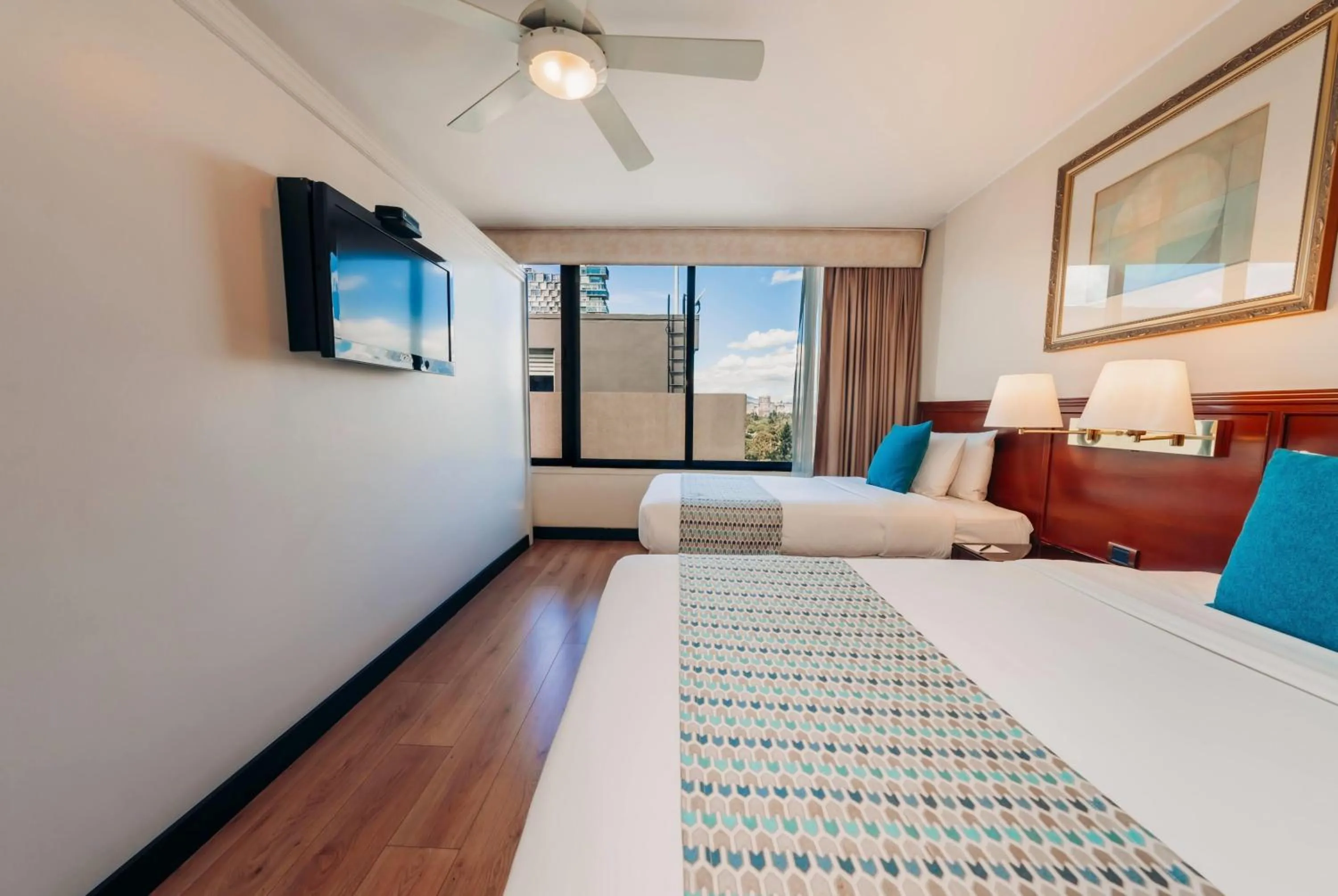 Photo of the whole room, Bed in La Quinta by Wyndham Quito