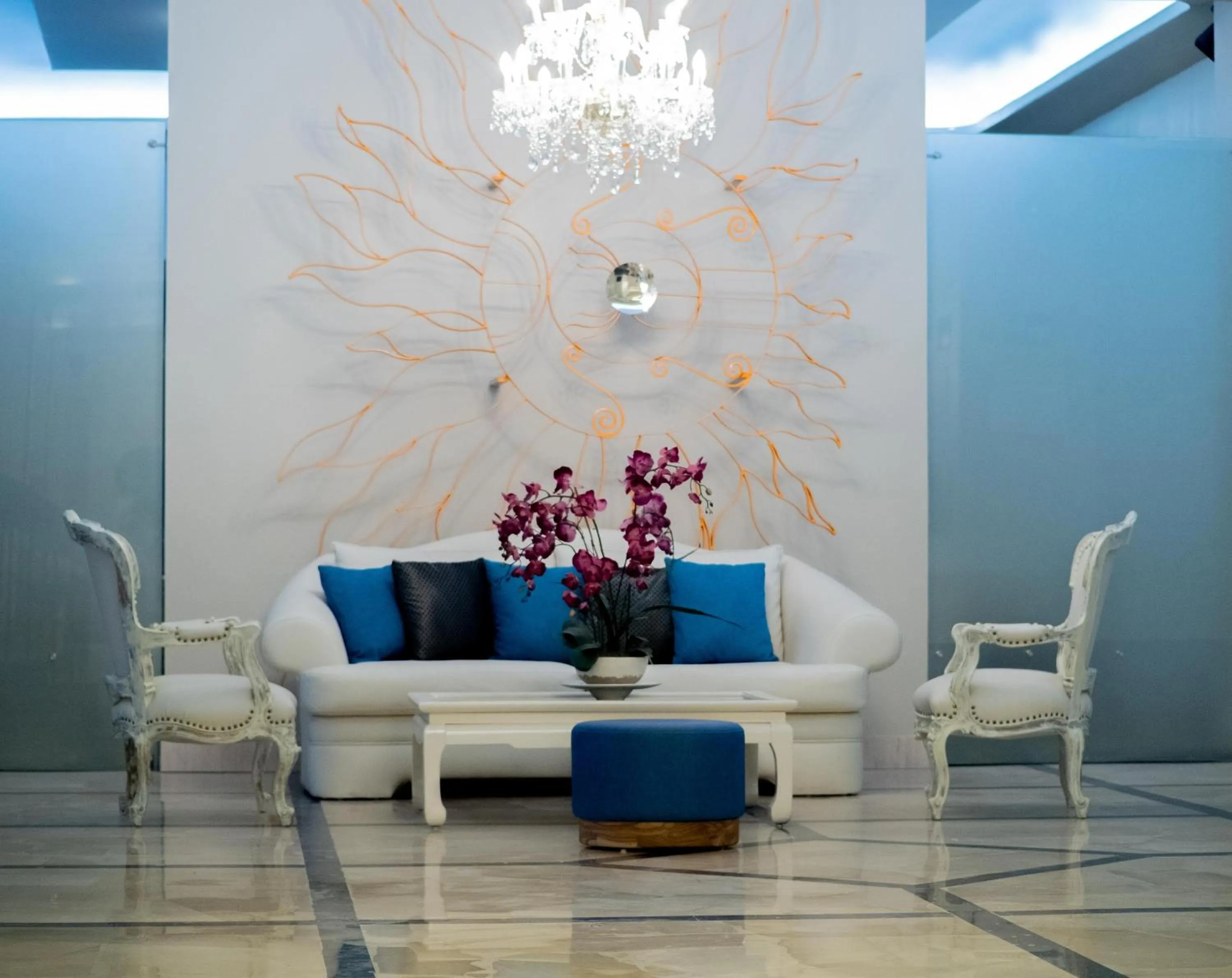 Seating area in La Quinta by Wyndham Quito