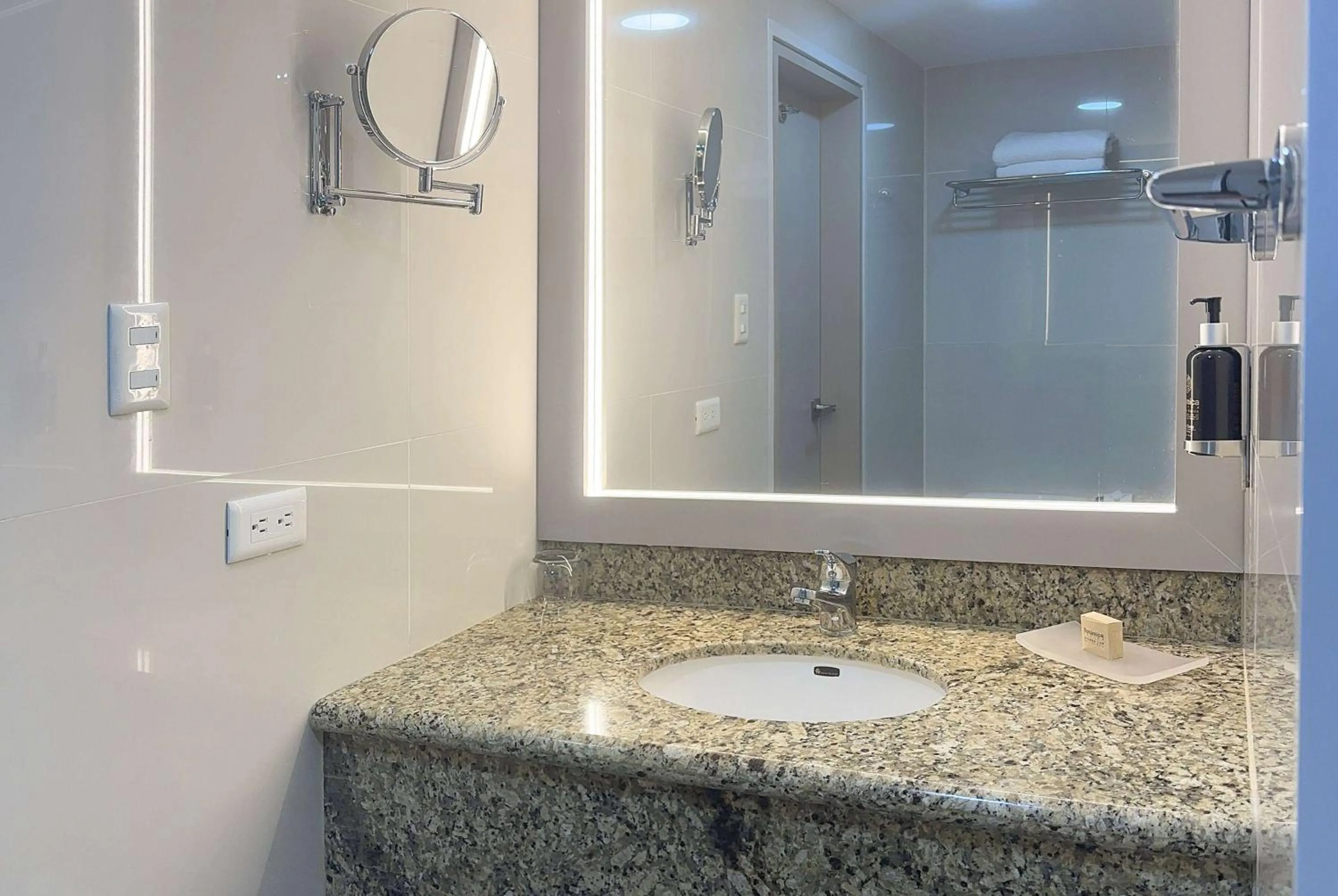 Photo of the whole room in La Quinta by Wyndham Quito