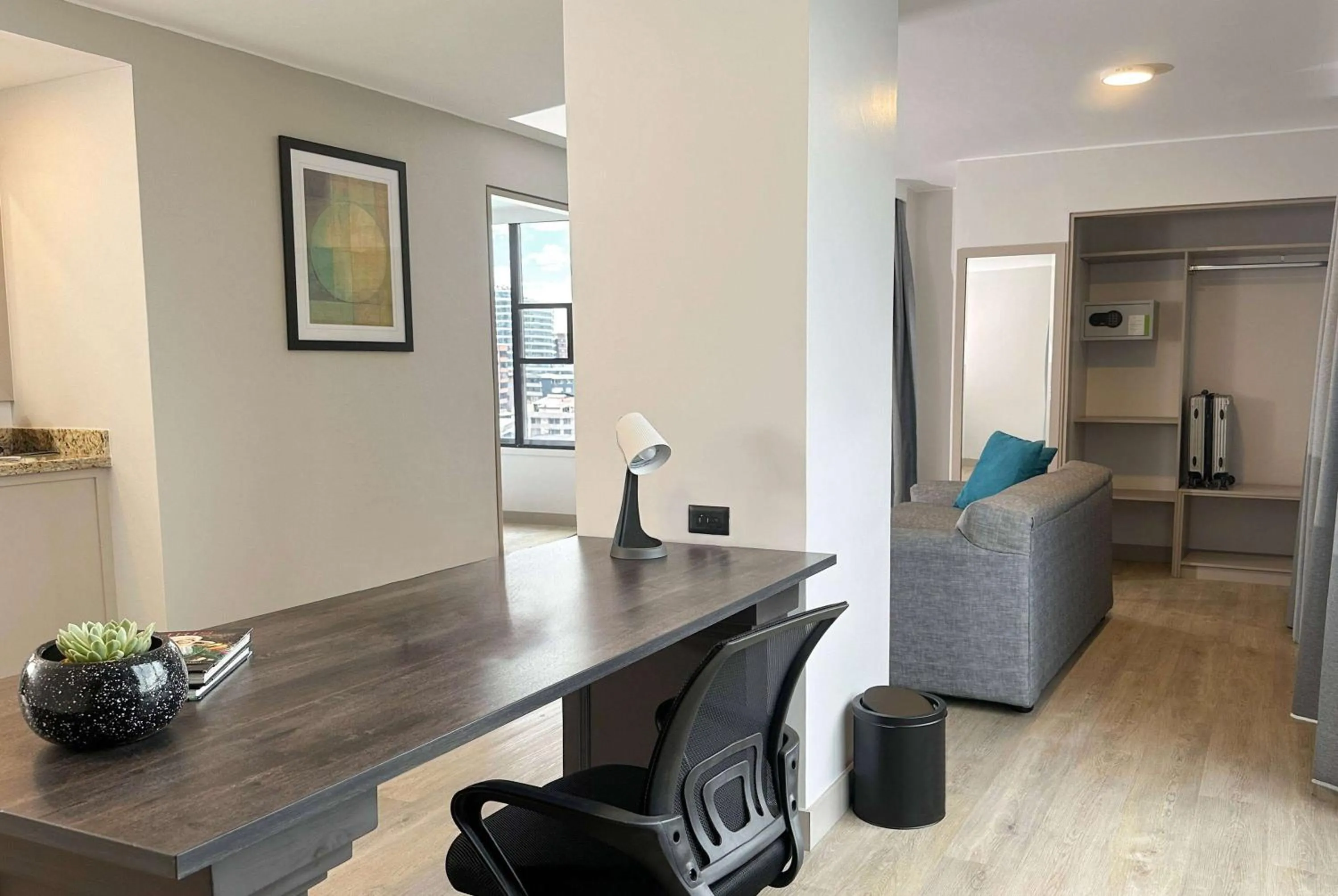 Photo of the whole room in La Quinta by Wyndham Quito