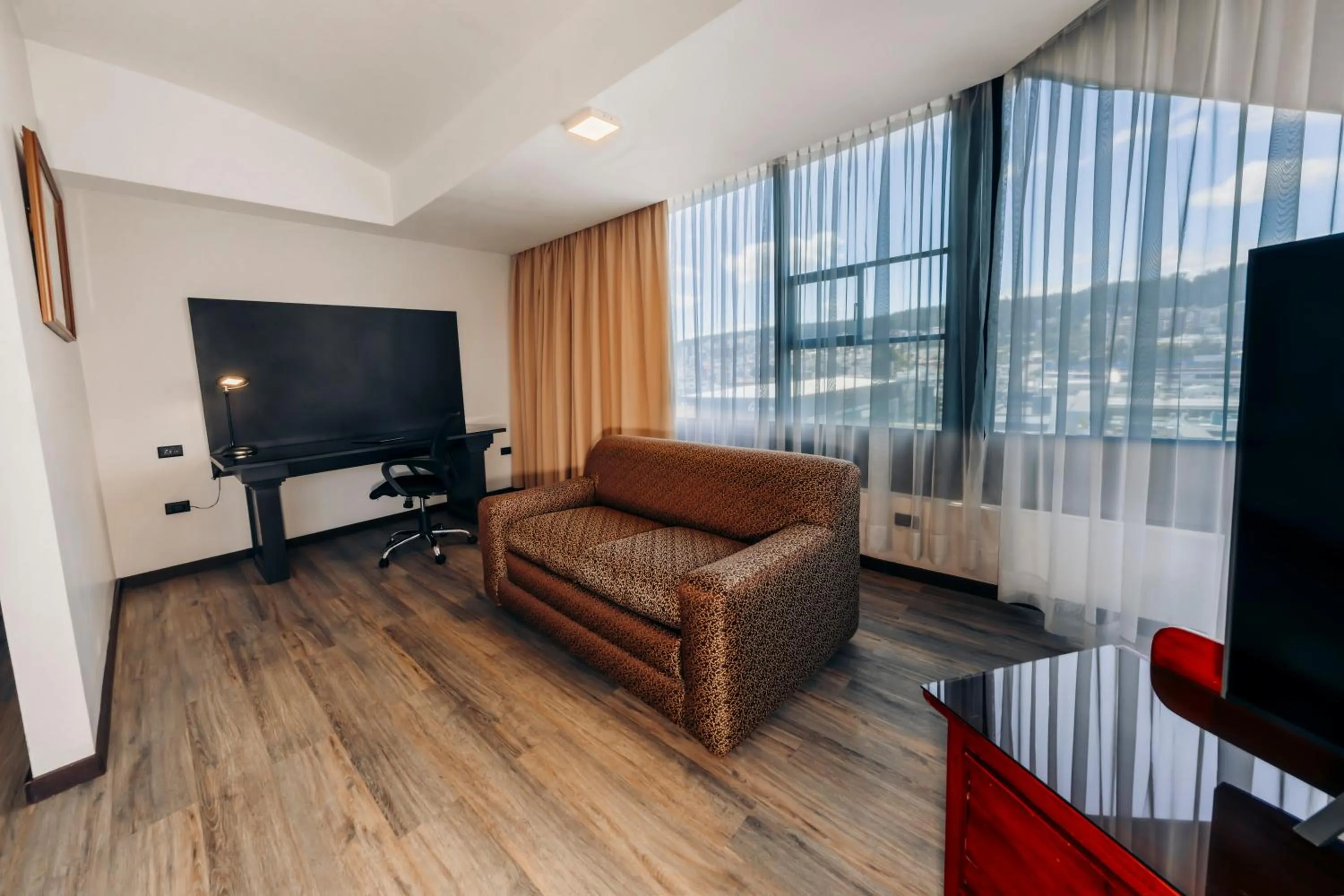 TV and multimedia in La Quinta by Wyndham Quito