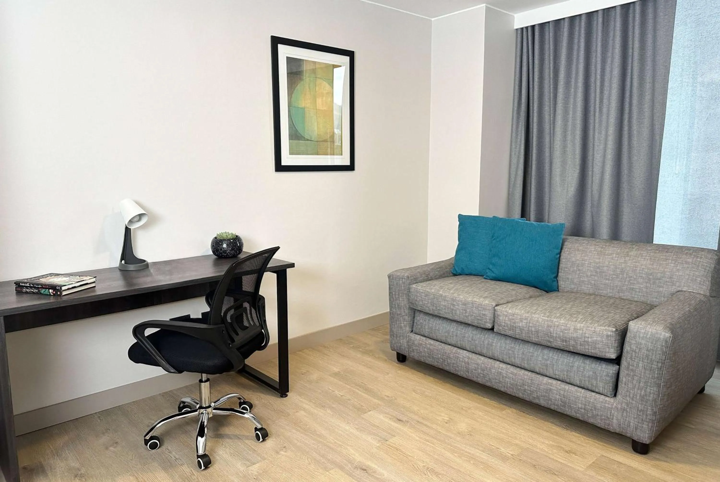 Photo of the whole room in La Quinta by Wyndham Quito