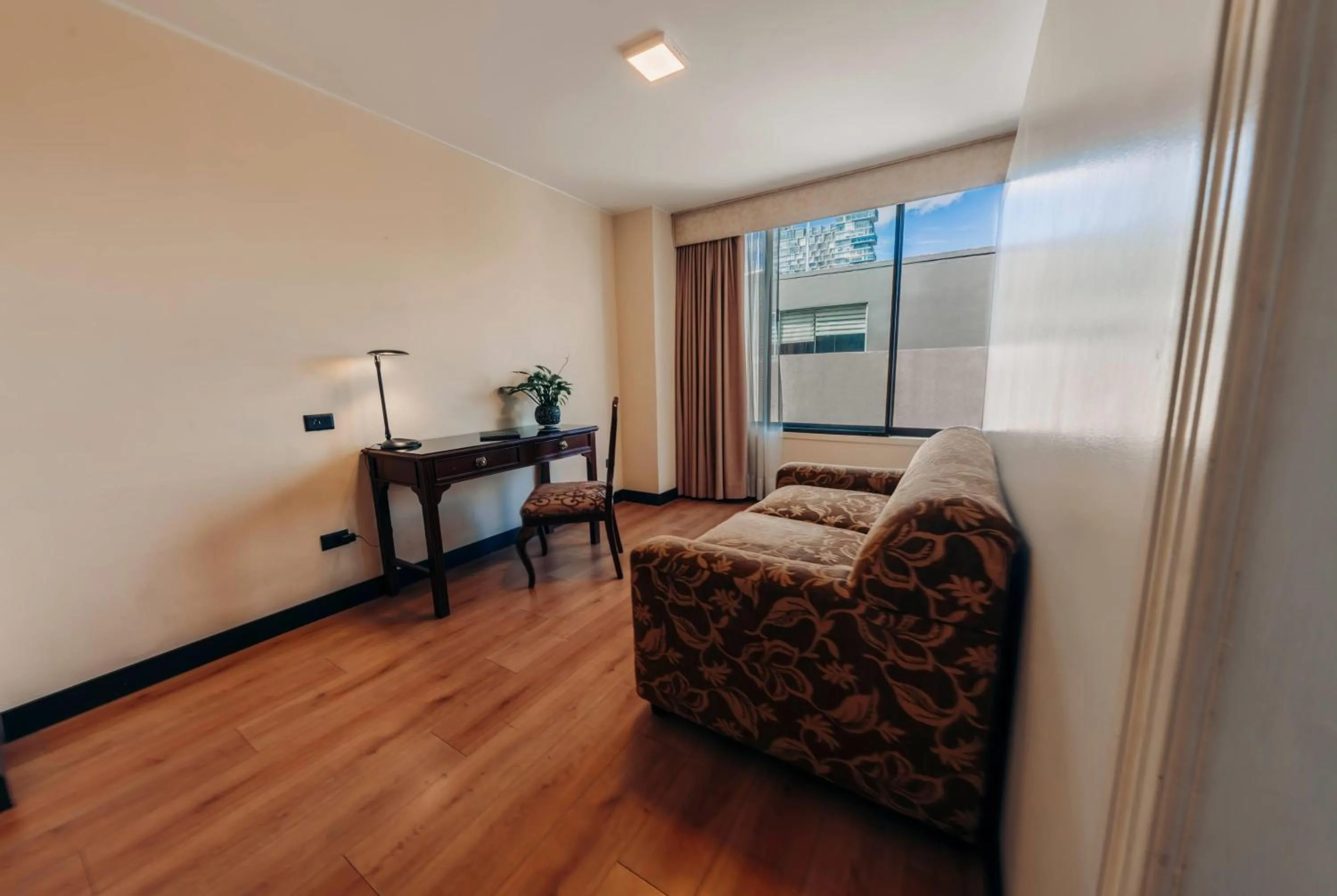 Photo of the whole room in La Quinta by Wyndham Quito