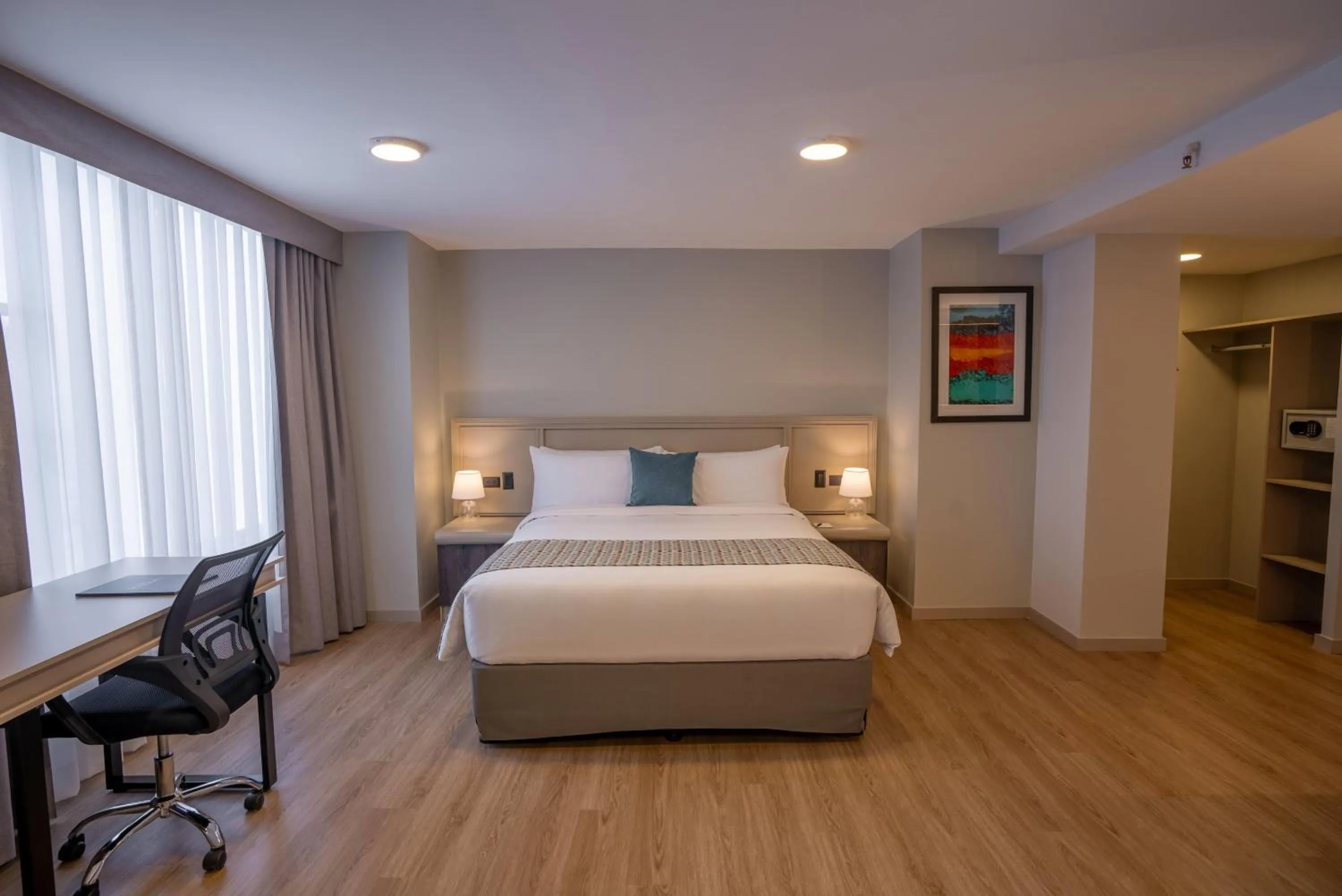 Photo of the whole room, Bed in La Quinta by Wyndham Quito