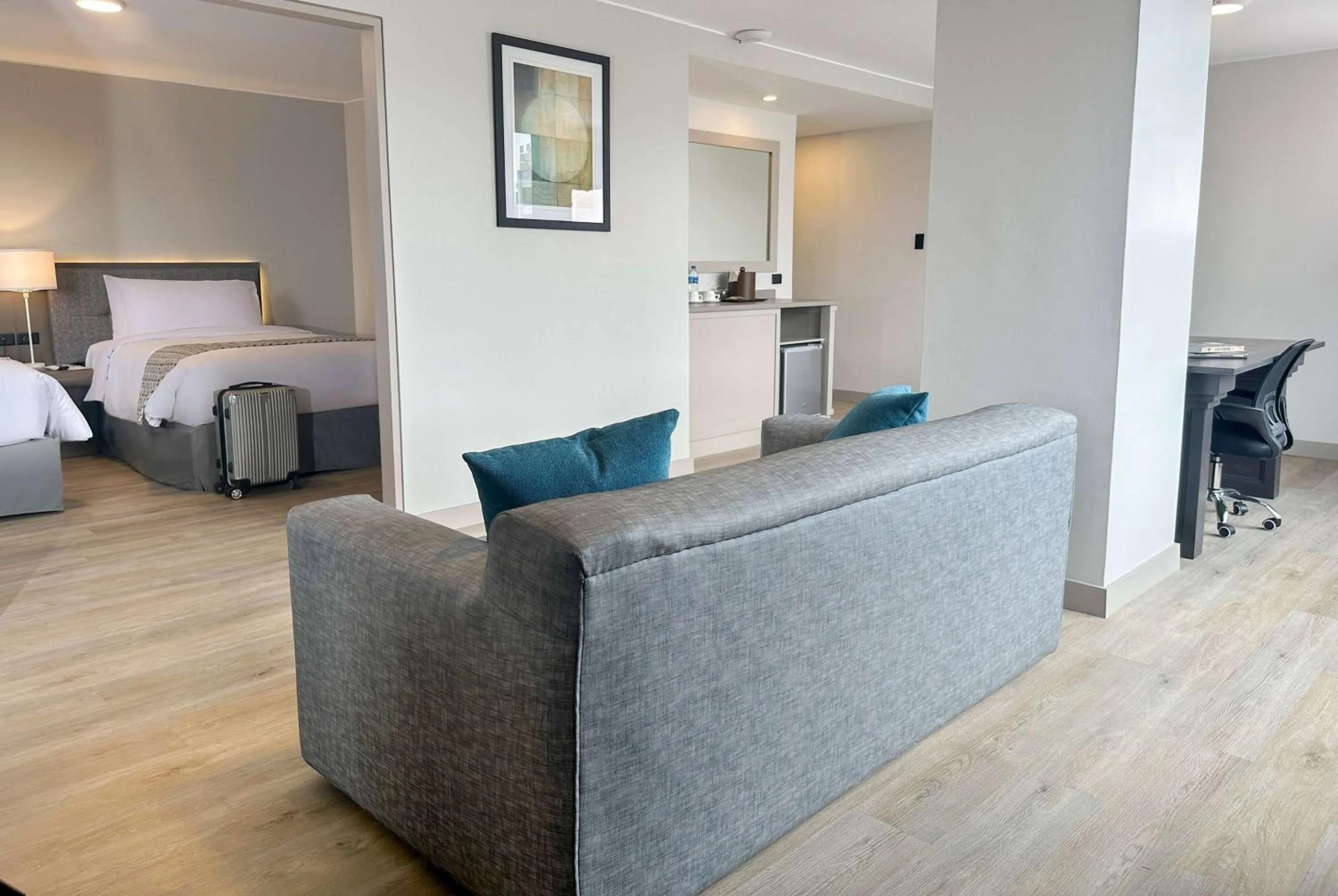 Photo of the whole room, Bed in La Quinta by Wyndham Quito