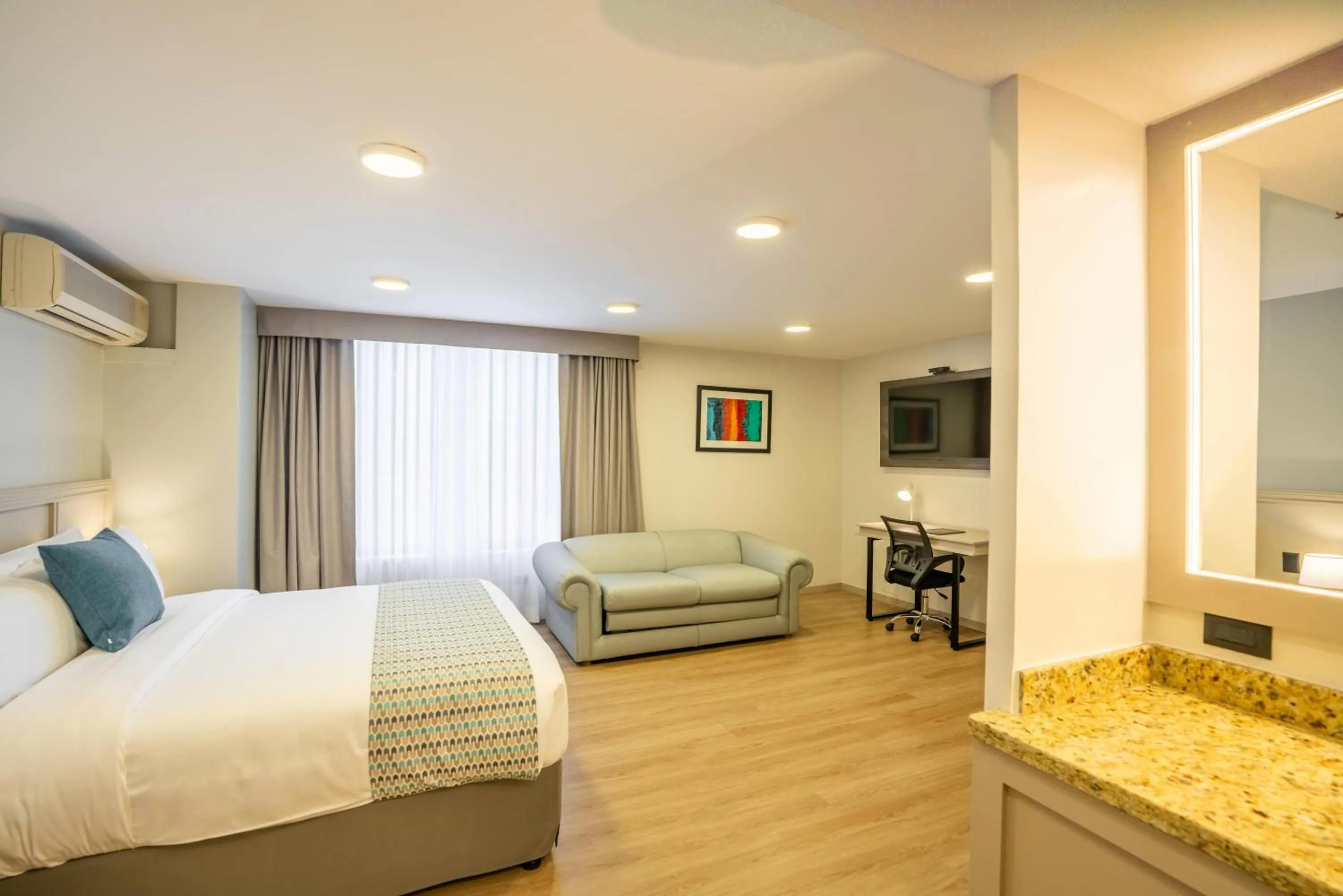 Photo of the whole room, Bed in La Quinta by Wyndham Quito