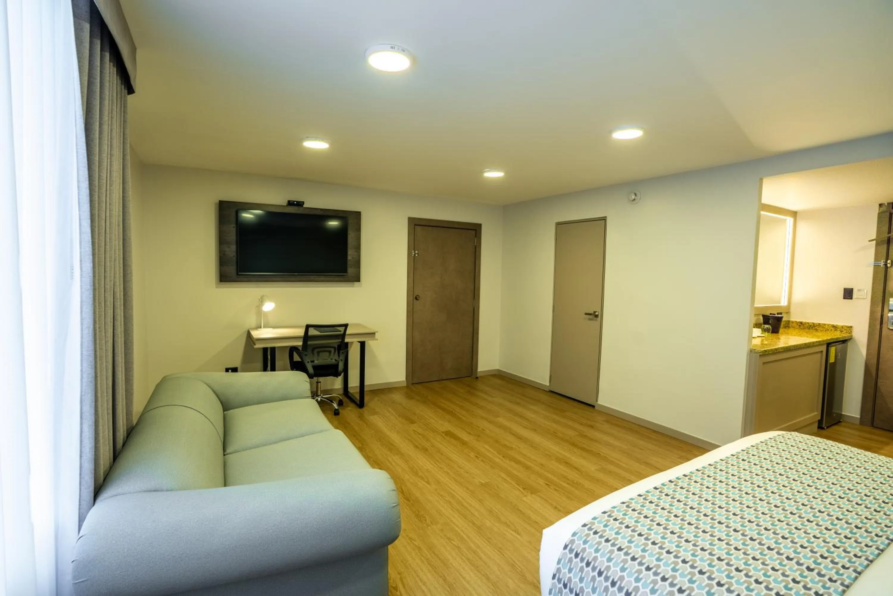 TV and multimedia in La Quinta by Wyndham Quito