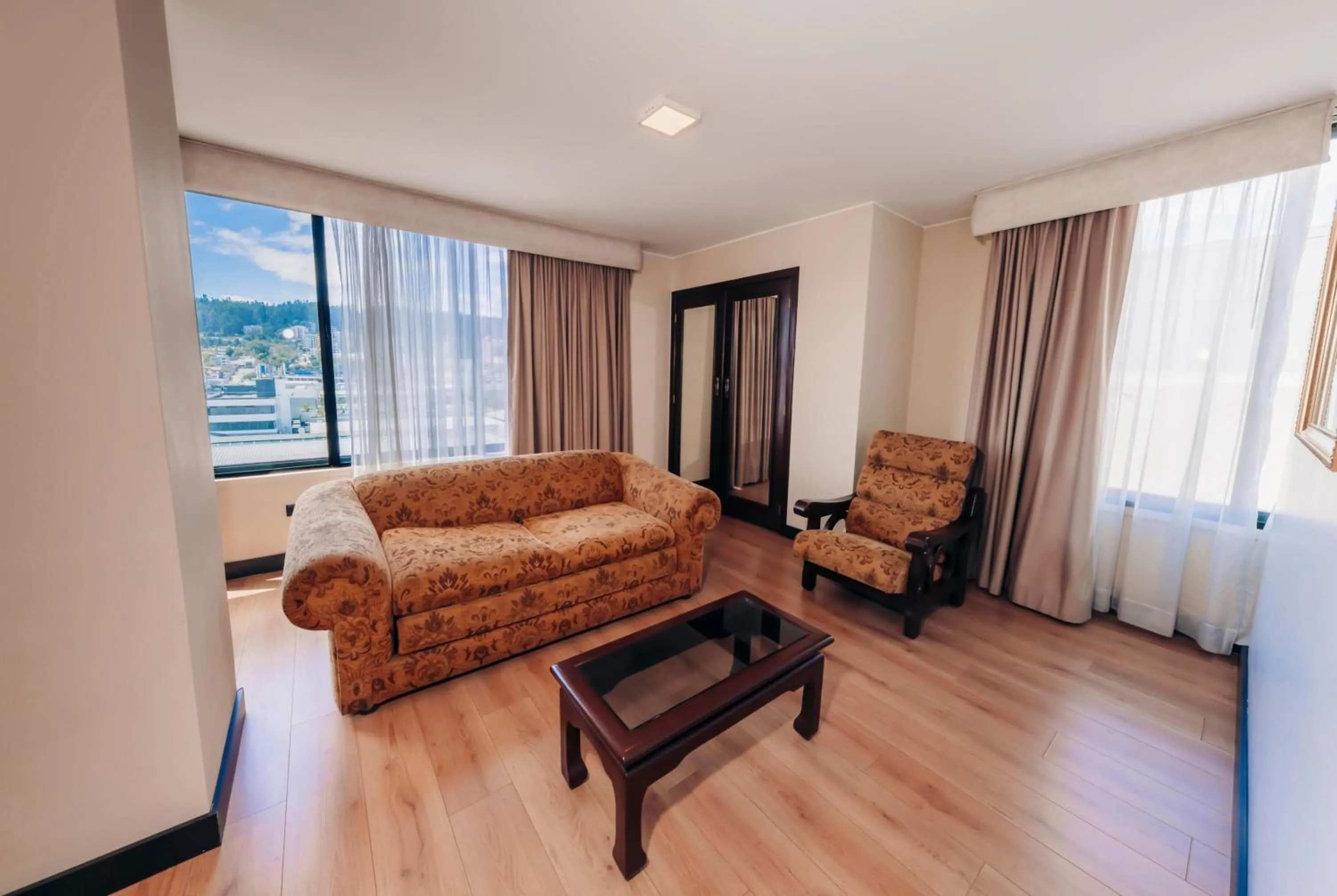 Photo of the whole room in La Quinta by Wyndham Quito