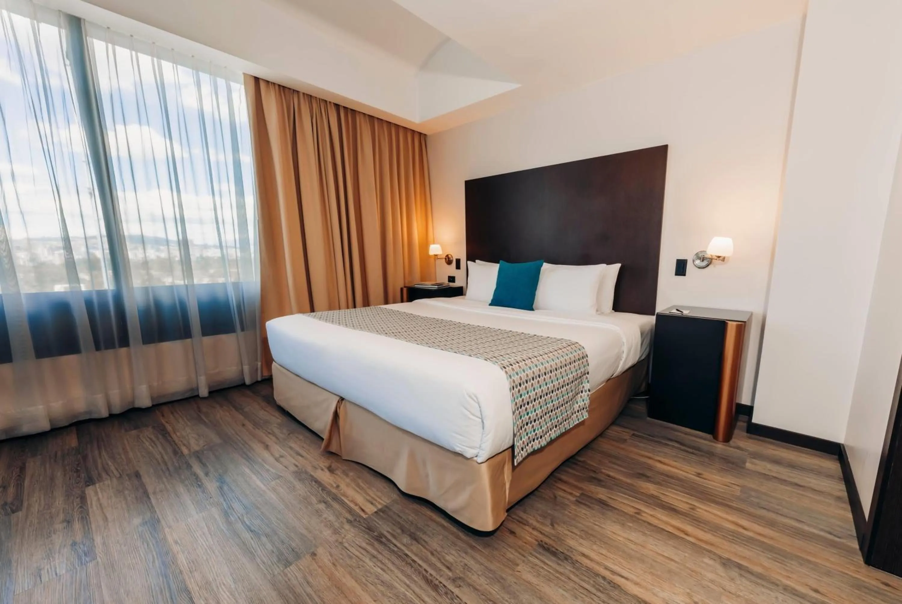 Photo of the whole room, Bed in La Quinta by Wyndham Quito