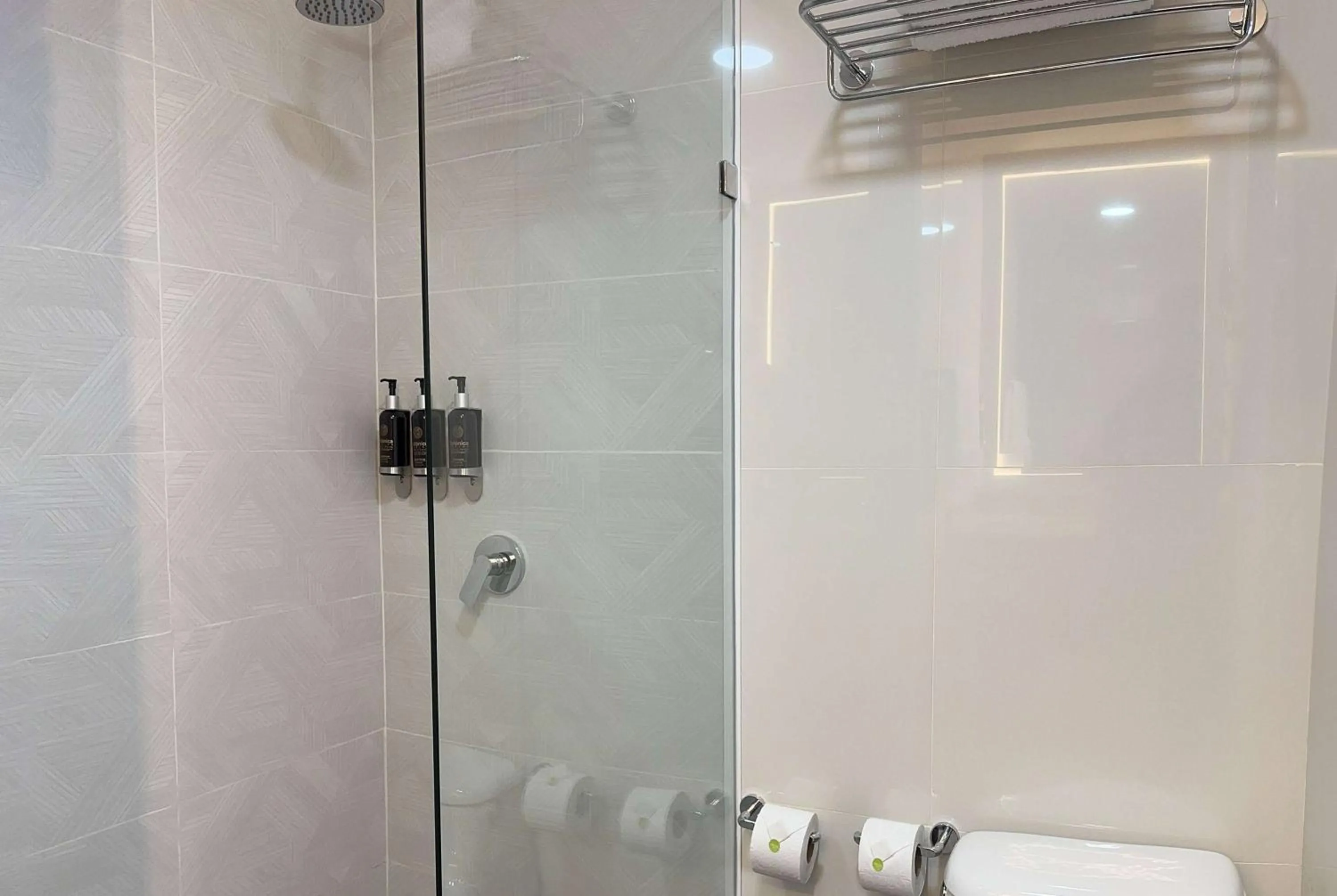 Bathroom in La Quinta by Wyndham Quito