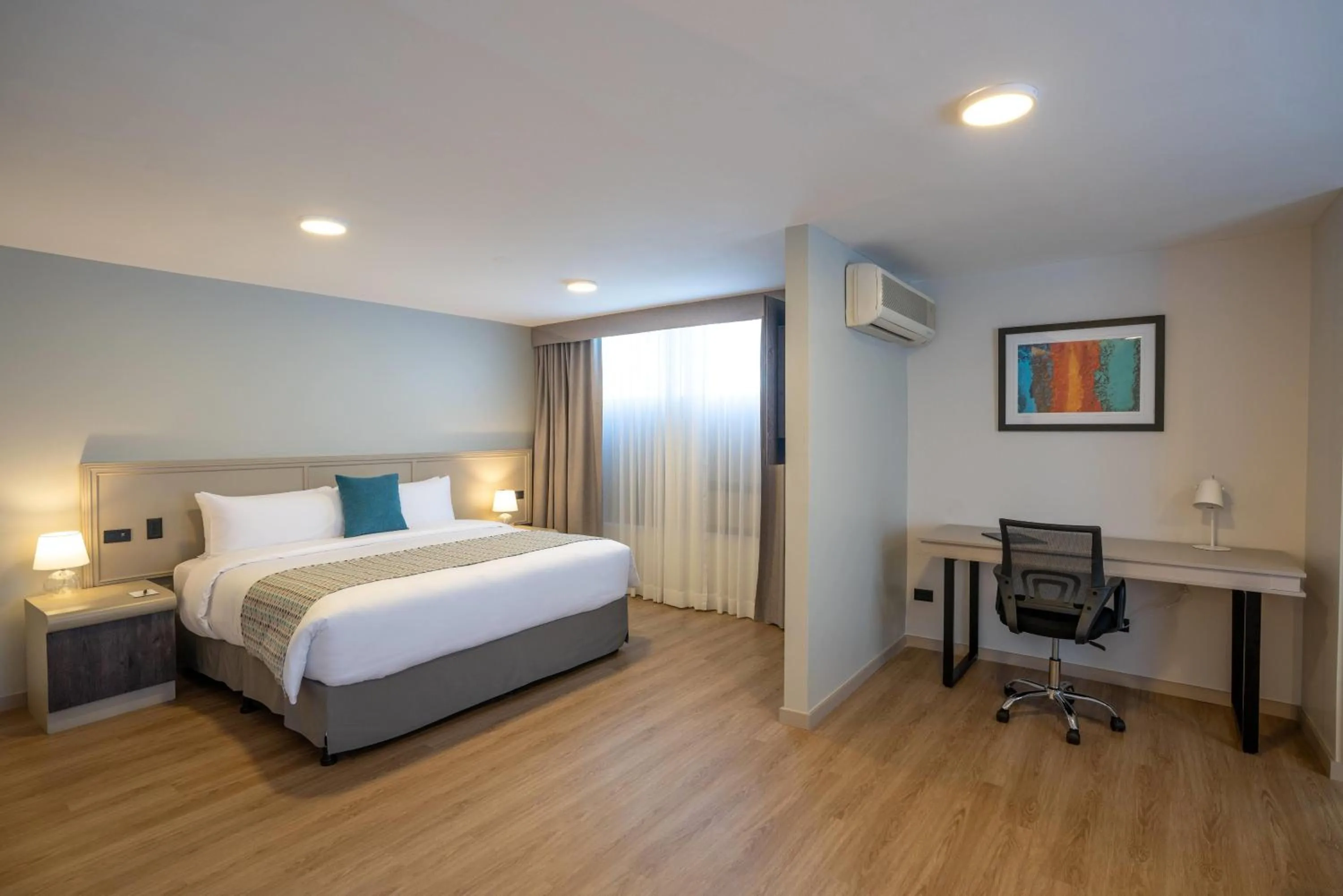 Photo of the whole room, Bed in La Quinta by Wyndham Quito