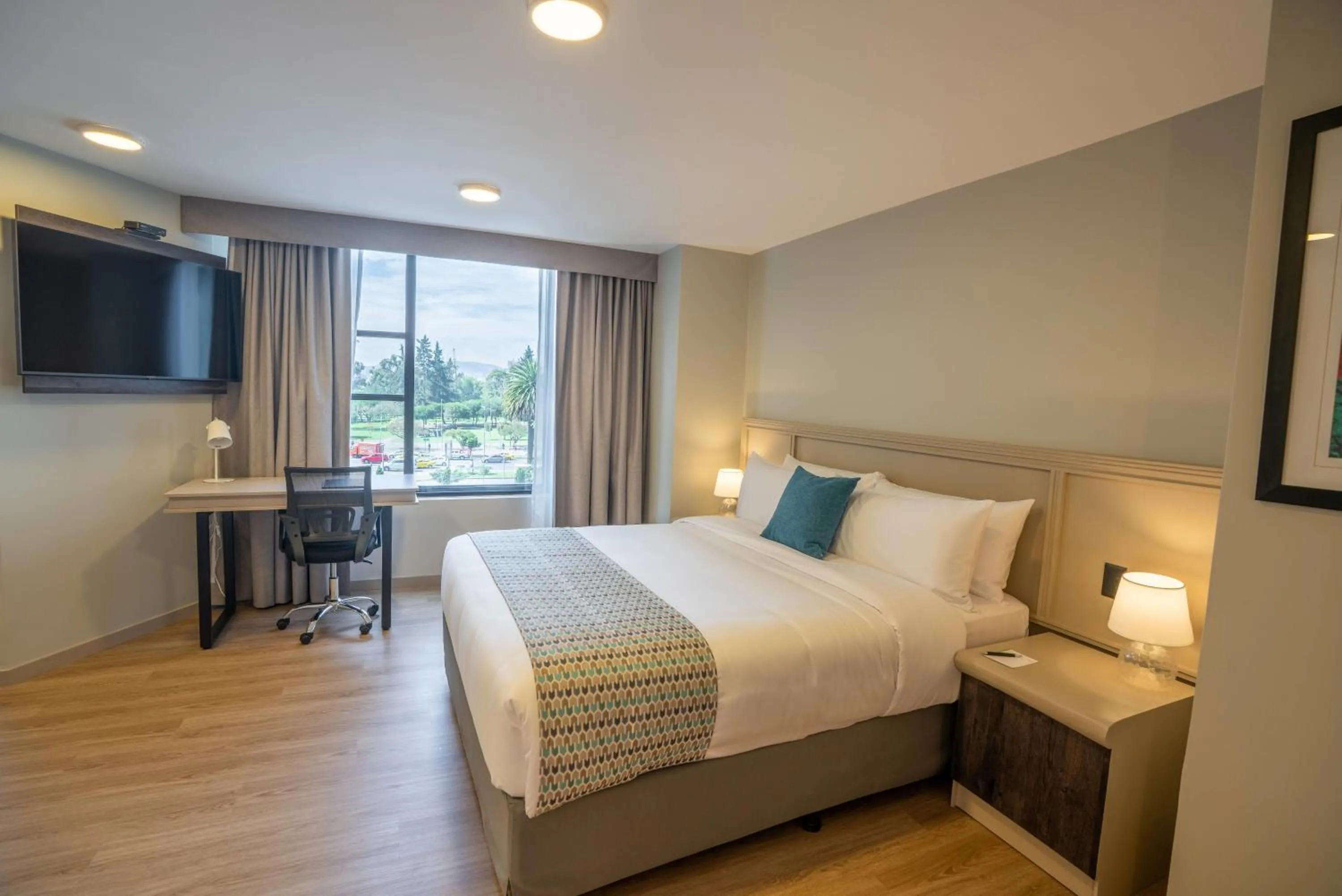 Photo of the whole room, Bed in La Quinta by Wyndham Quito